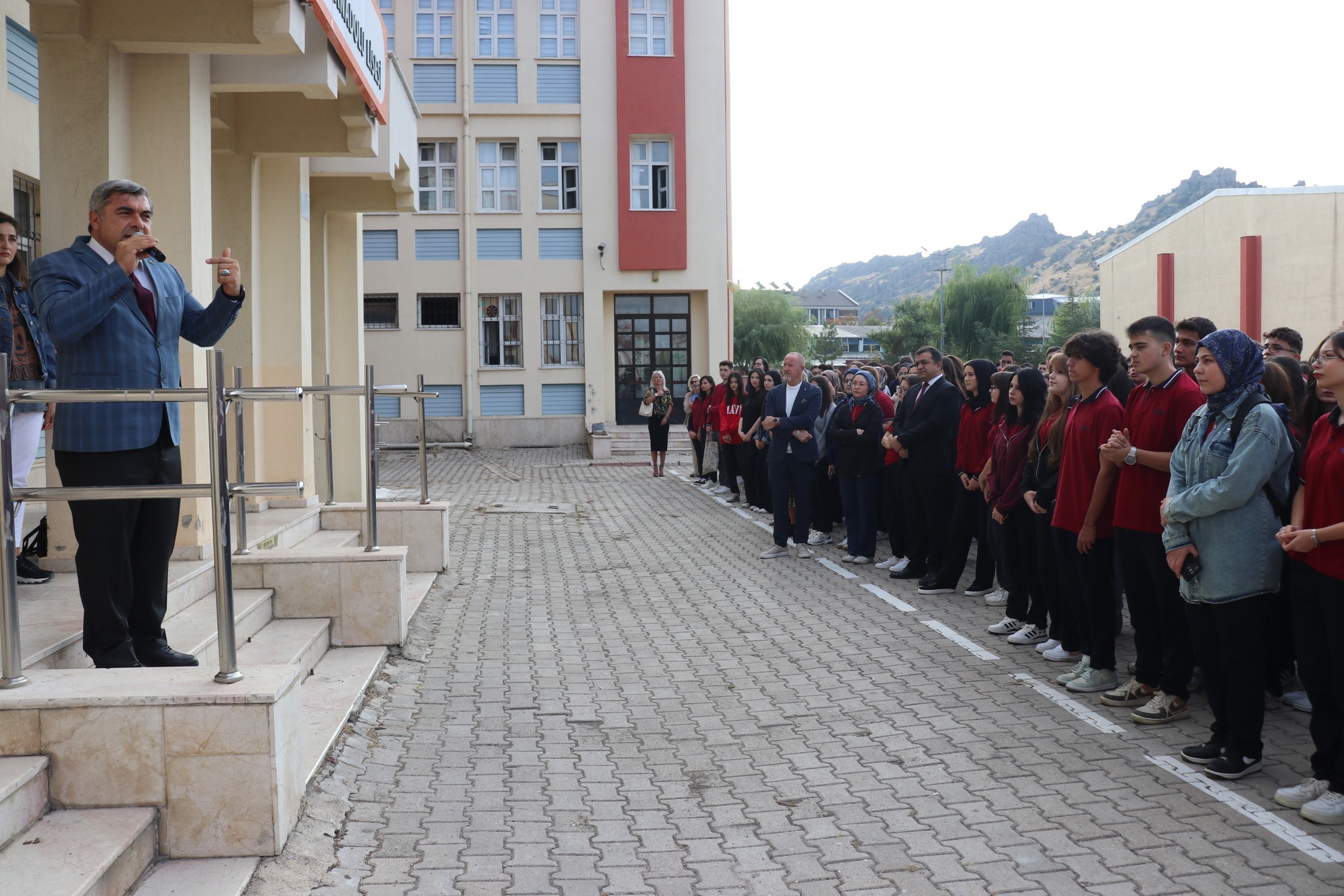 Müdür Sünnetci̇ Öğrenci̇lerle İlk Gün Heyecanini Paylaşti (2)