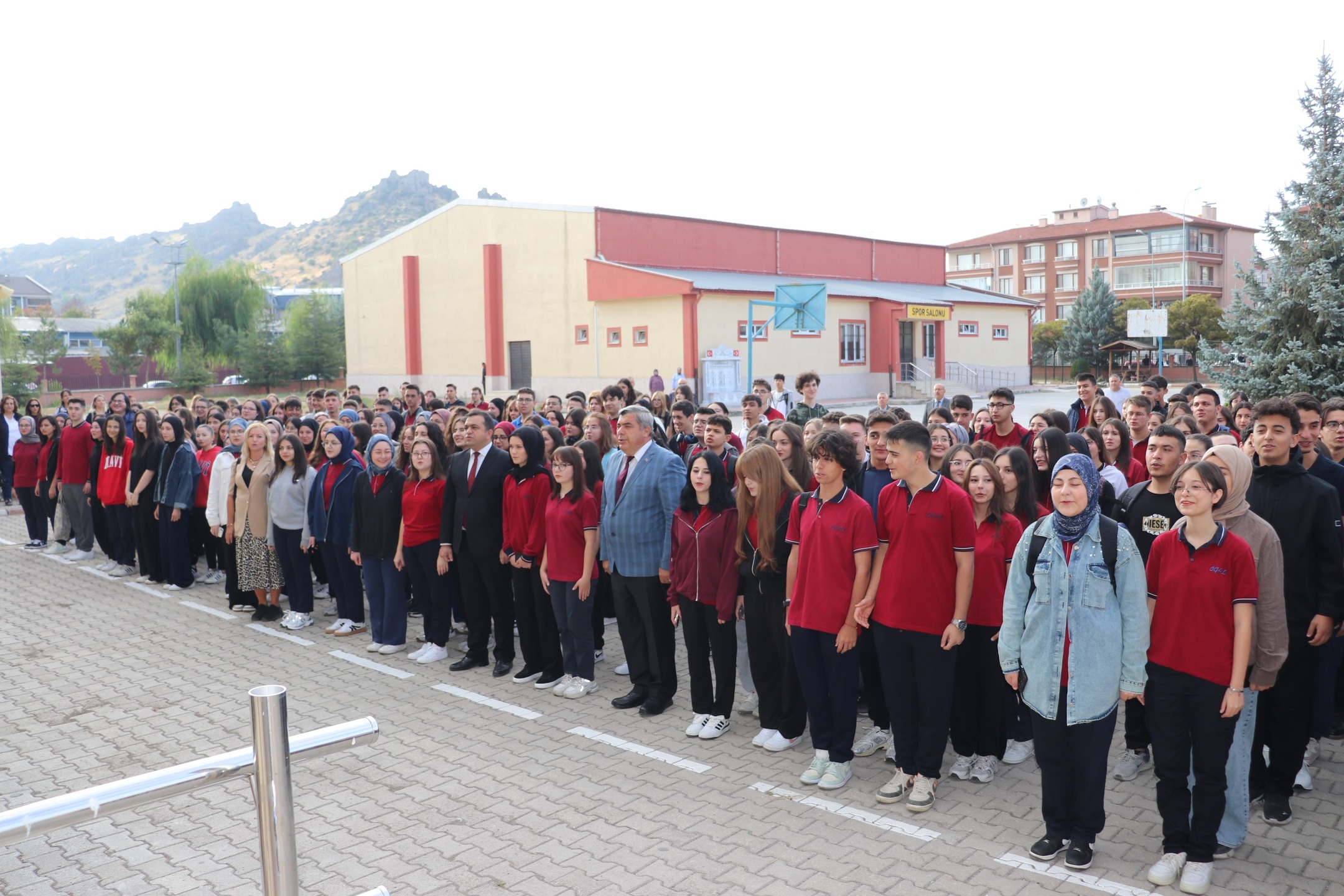 Müdür Sünnetci̇ Öğrenci̇lerle İlk Gün Heyecanini Paylaşti (3)