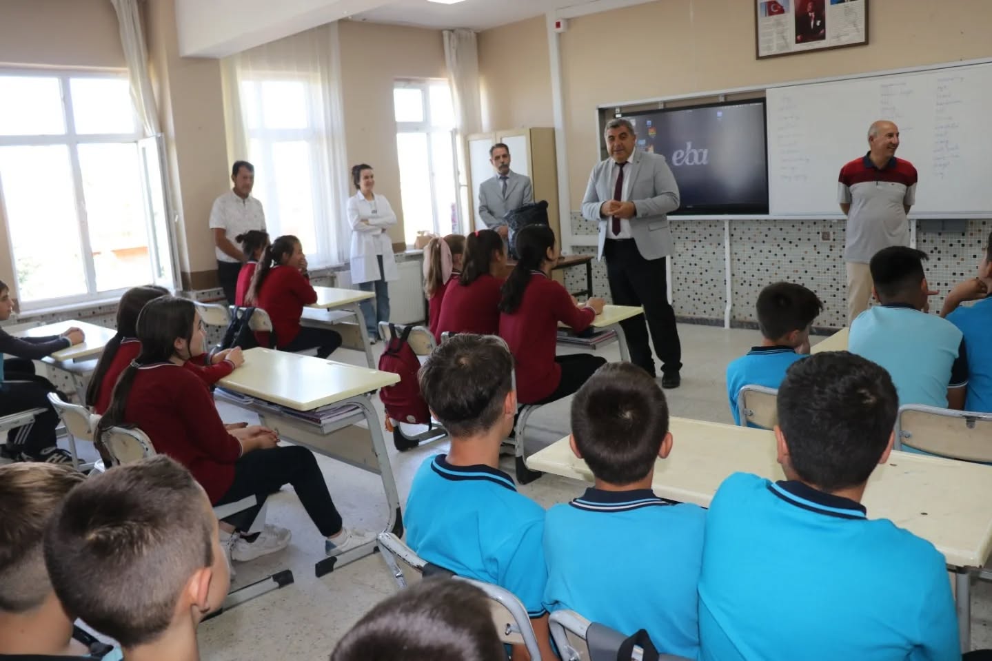 Müdür Sünnetci̇’den Öğrenci̇lere Hem Rehberli̇k Hem Hedi̇ye 2