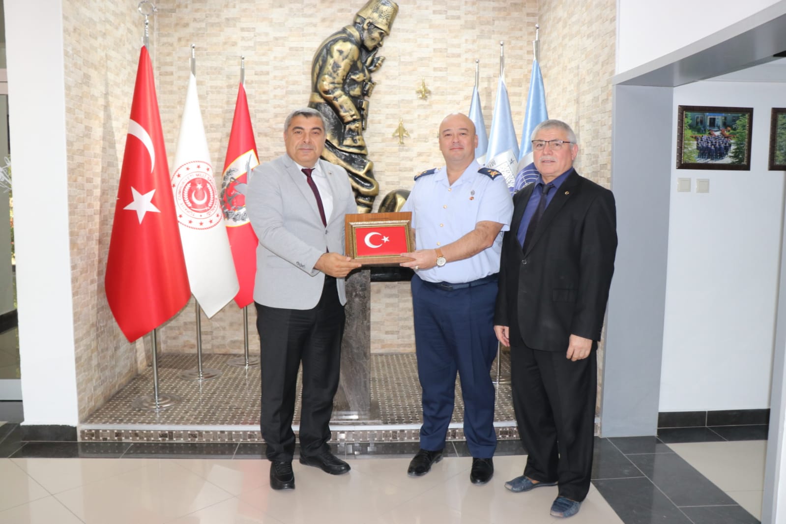 Müdürü Sünnetci̇, Tuğgeneral Güven’i̇ Tebri̇k Etti̇ (1)