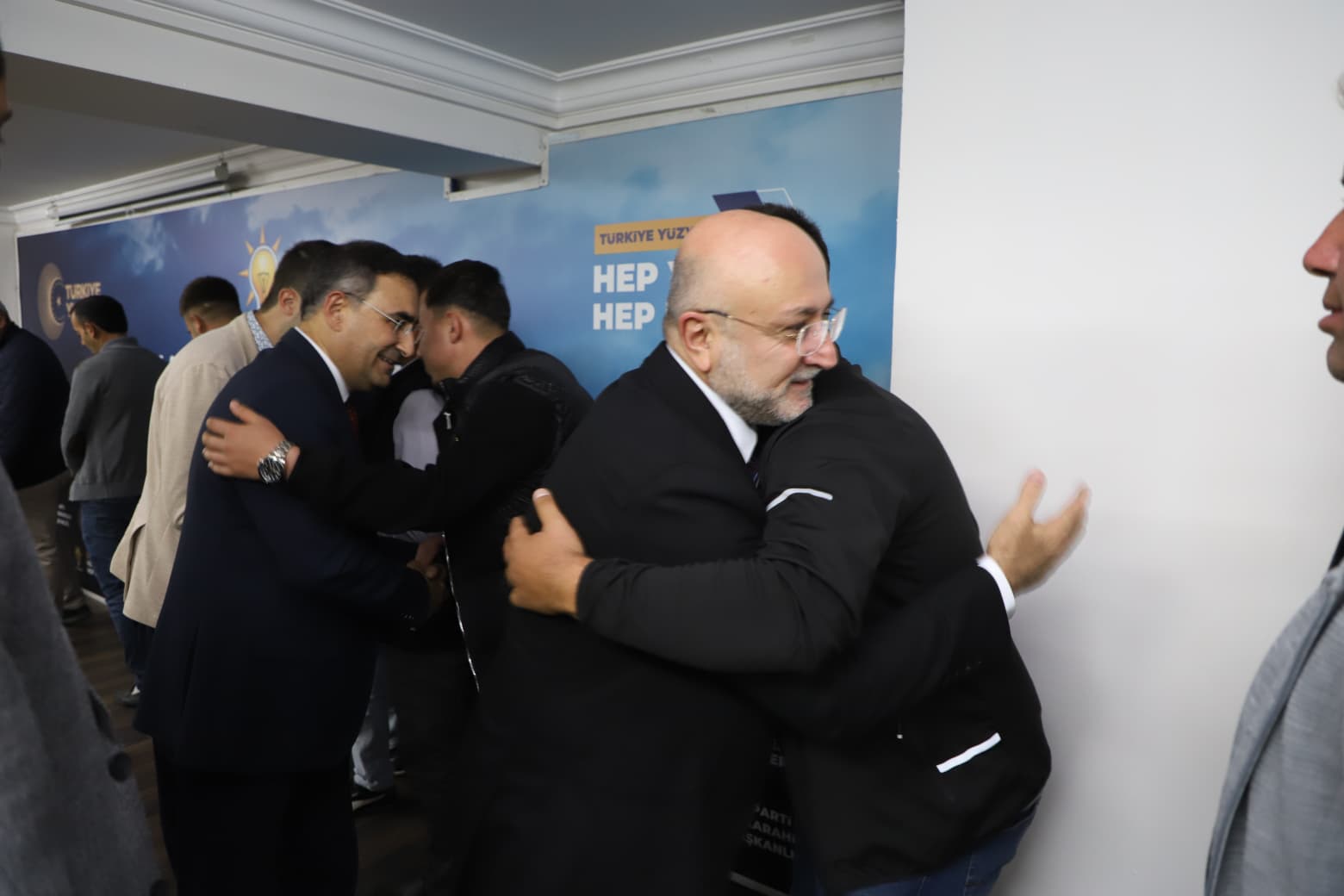 Salar’da Si̇yasi̇ Terci̇h Deği̇şti̇ İyi̇ Parti̇ Ve Yeni̇den Refah’tan Ak Parti̇’ye Katilim (1)