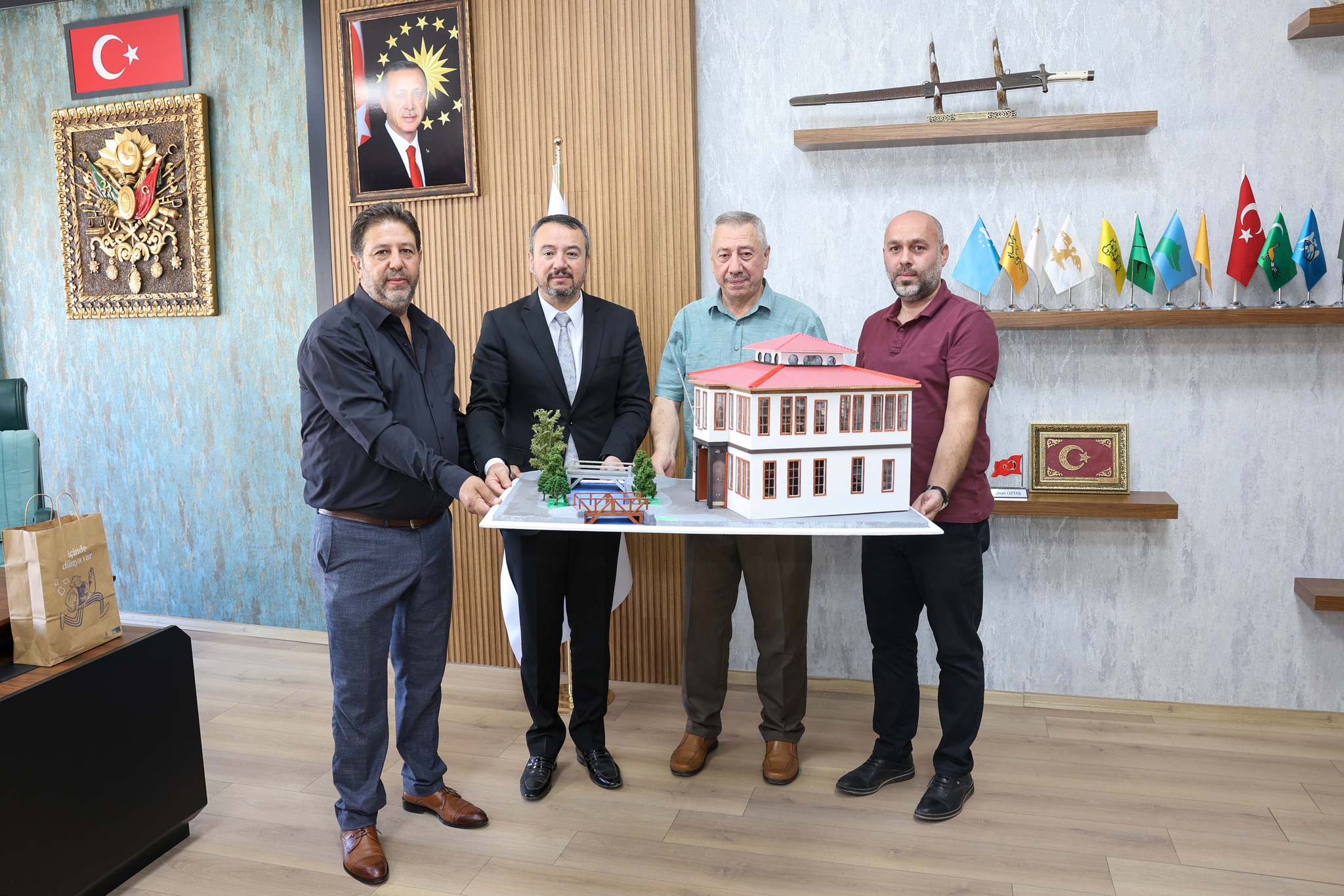 Sandikli’da Tari̇he Vefa Gurbetçi̇den El Emeği̇ Maket Hedi̇yesi̇