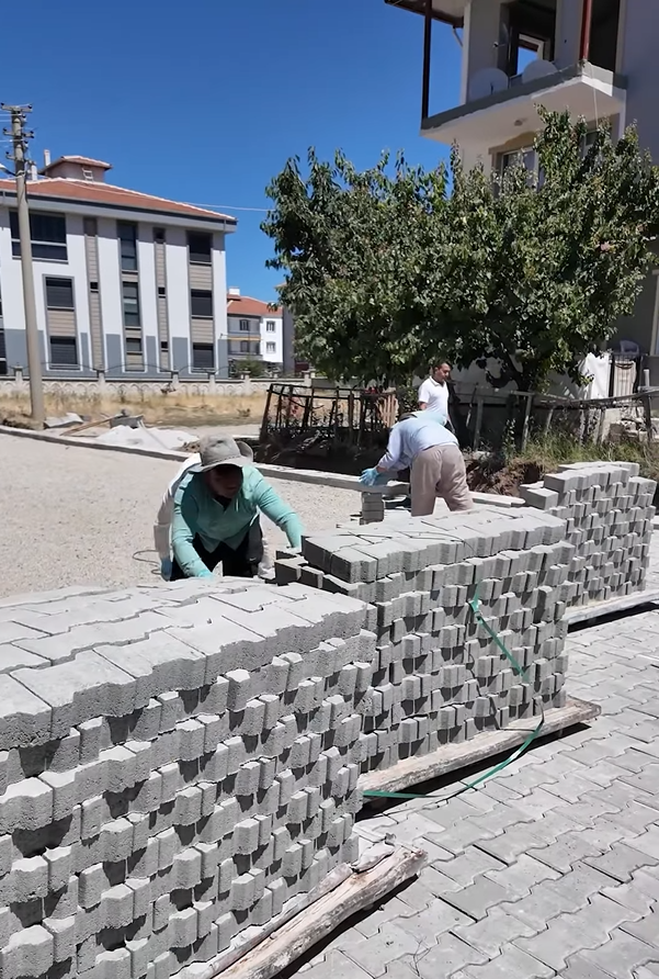 Sandikli’da Yol Yeni̇leme Çalişmalari Sürüyor (2)