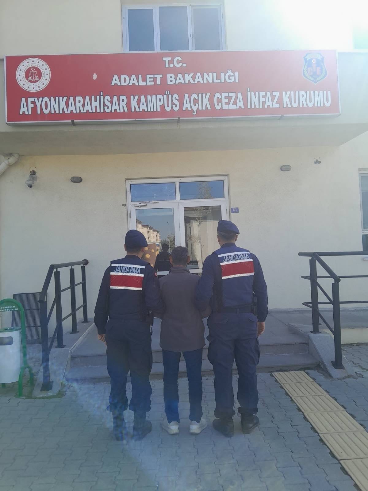 37 Aranan Şahis Jandarma Eki̇pleri̇nce Yakalandi (2)