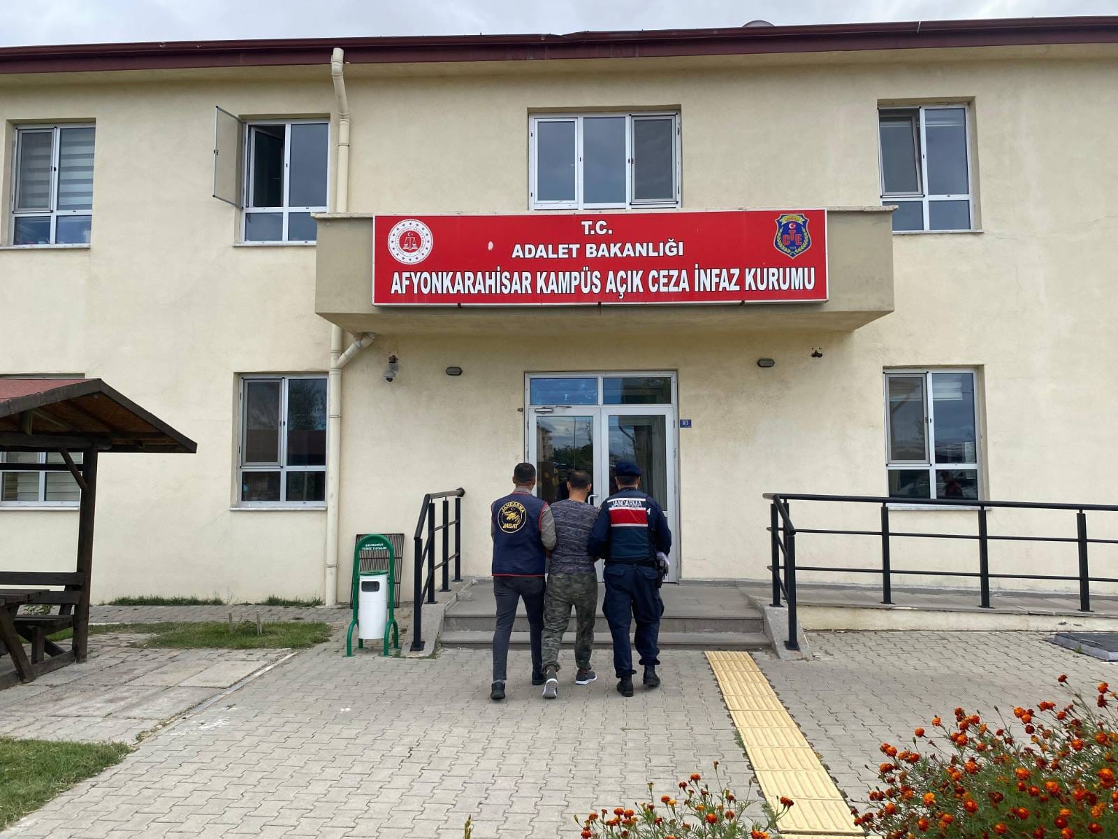 47 Yil Hapi̇s Cezali Hükümlü Jandarmadan Kaçamadi