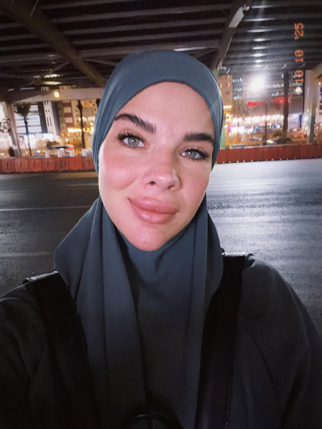 Oyuncunun bu paylaşımları kısa sürede binlerce beğeni alırken, hayranları da Ersubaşı’nın umre ziyaretine “duygulandıran bir yolculuk” yorumlarıyla destek verdi.