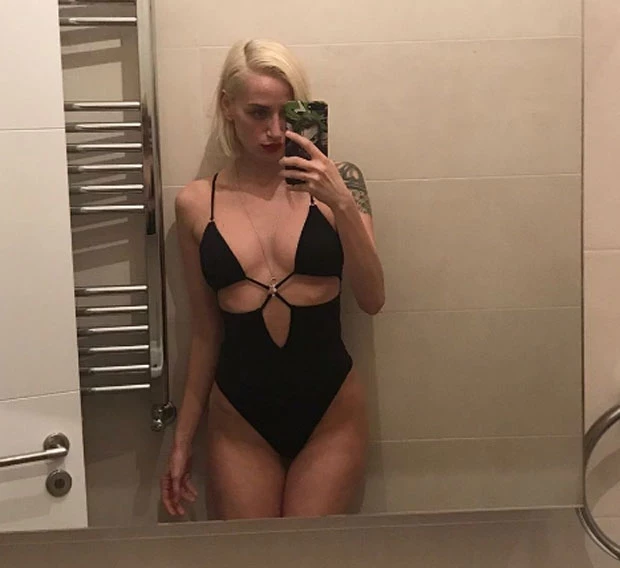 Gazetecilerin özel hayat sorularına içtenlikle yanıt veren Soydan, “Müzmin bekarım, sanırım 2,5 yıldır hayatımda kimse yok” diyerek uzun süredir kimseyle birlikte olmadığını itiraf etti. Ünlü model, bu durumun artık arkadaş çevresinde espri konusu haline geldiğini de gülerek anlattı: “Arkadaşlarım benimle dalga geçiyor, ‘Senin artık yalnızlıkla evli olduğunu düşünüyoruz’ diyorlar.”