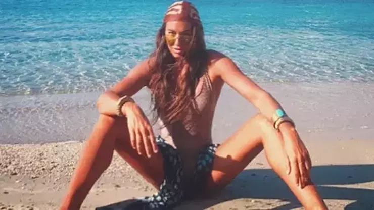 Fit görüntüsüyle yıllara meydan okuyan Eda Taşpınar’ın fotoğrafları kısa sürede binlerce beğeni alırken, sosyal medyada “45 kere maşallah” yorumları yapıldı. Yazın enerjisini sonbahara taşıyan Taşpınar, takipçilerine “yaz bitse de ruhunu yaşatmak mümkün” mesajı verdi.