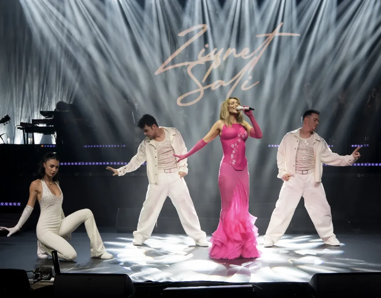 “MADONNA GÖRSE KISKANIR” SÖZLERİ ALKIŞ TOPLADI
Konserin en dikkat çekici anında Sali, “Madonna görse kıskanır, büst gibiyim, taş gibiyim” diyerek salondan büyük alkış aldı.