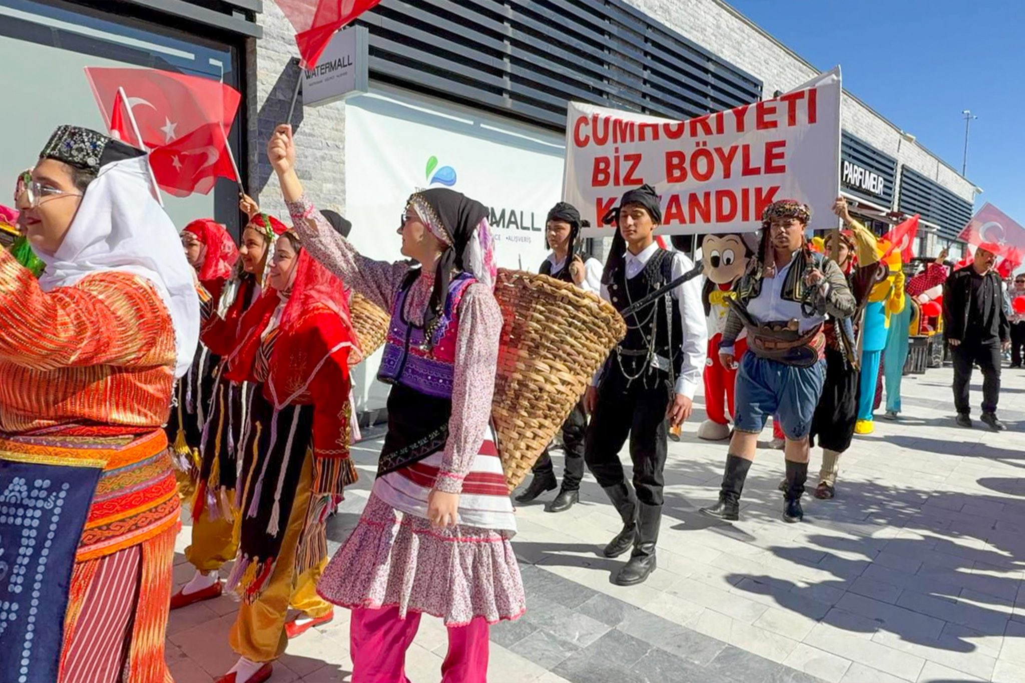 Afyon Beledi̇yesi̇nden “Cumhuri̇yeti̇n Aydinlik Yolu” Sergi̇si̇ (4)