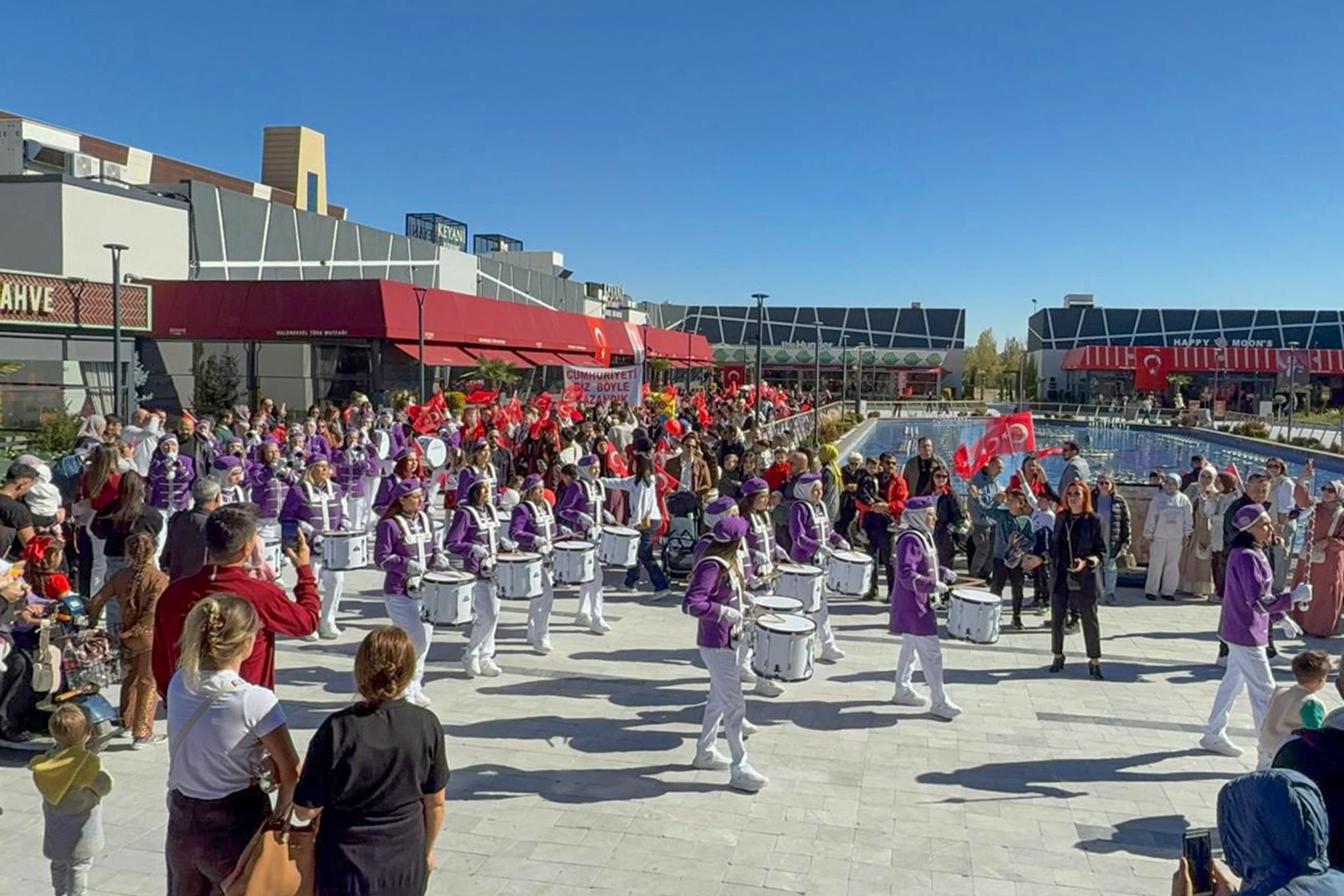 Afyon Beledi̇yesi̇nden “Cumhuri̇yeti̇n Aydinlik Yolu” Sergi̇si̇ (5)