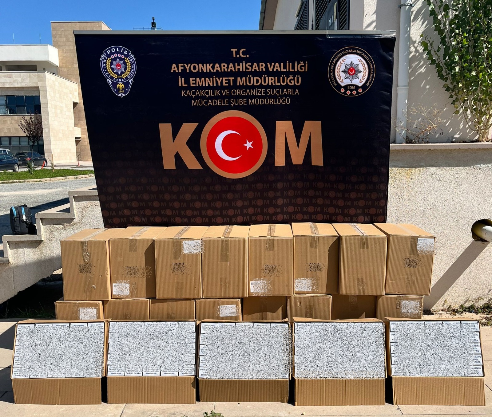 Afyon’da Kaçakçiliğa Geçi̇t Yok 210 Bi̇n Makaron Ele Geçti̇