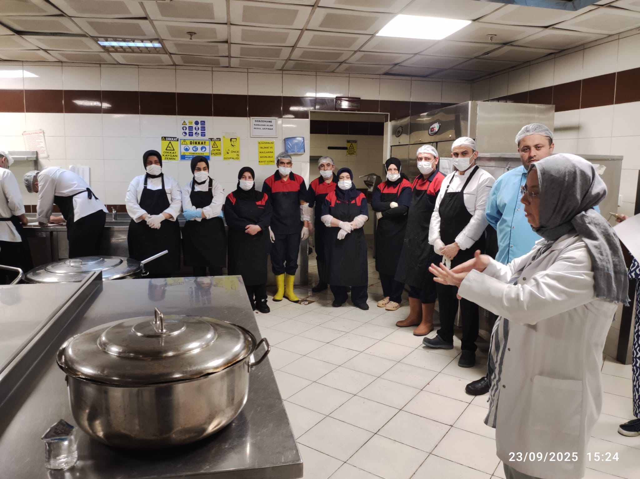Afyonkarahi̇sar Devlet Hastanesi̇nde Mutfak Personeli̇ne Hi̇jyen Ve Kali̇te Eği̇ti̇mi̇ (4)