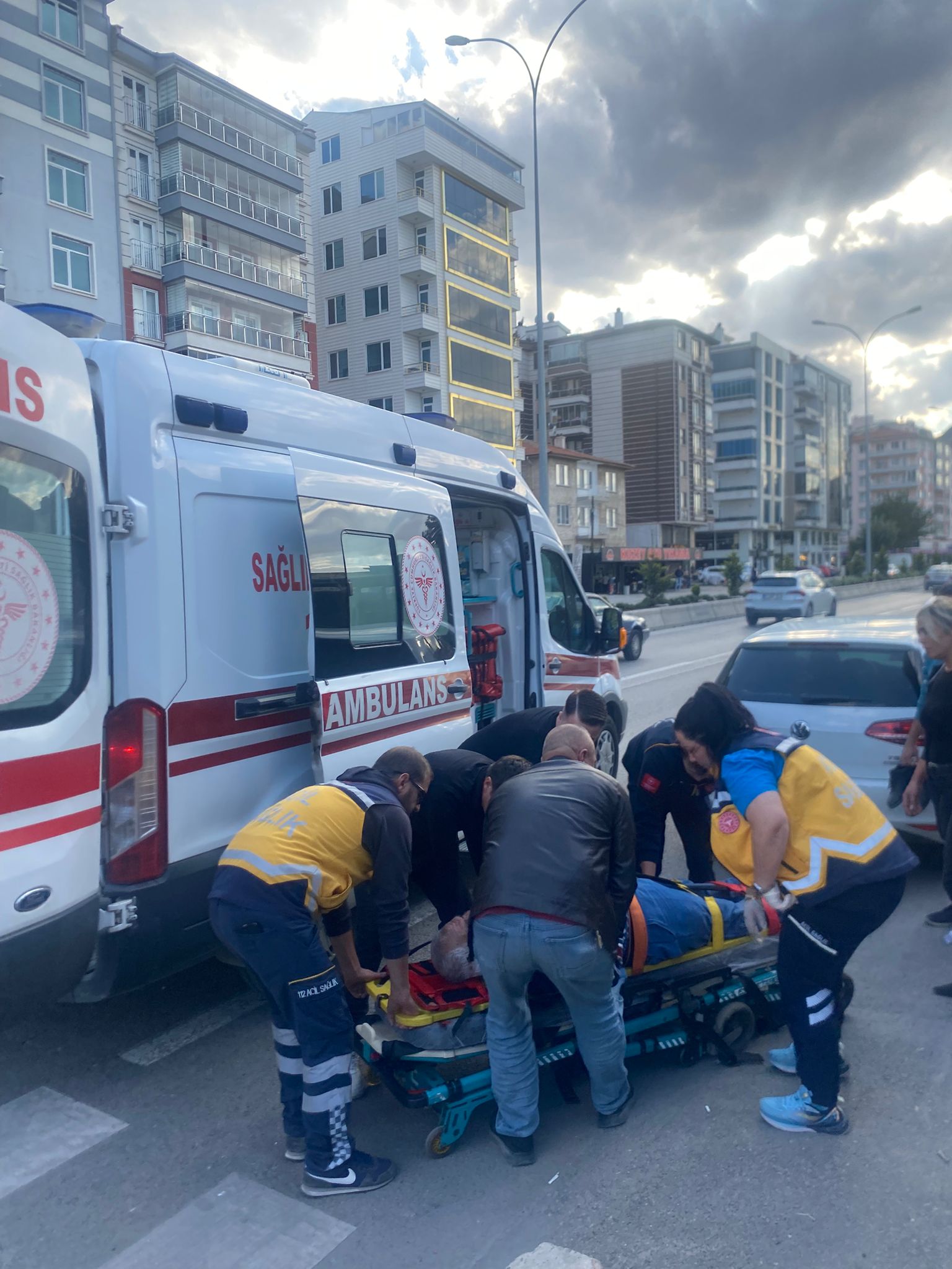Afyonkarahi̇sar’da Bi̇si̇kletli̇ye Araç Çarpti 2