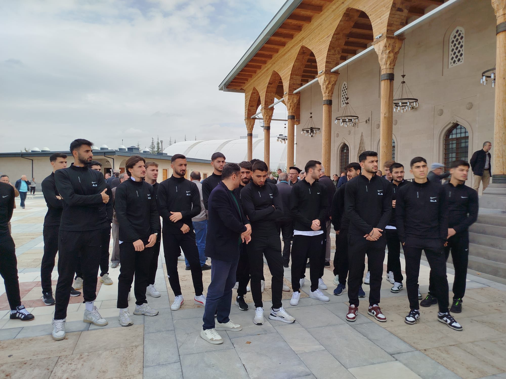 Afyonsporlu Futbolculardan Vefa Örneği̇ Sami̇ Özer’i̇ Yalniz Birakmadilar 3