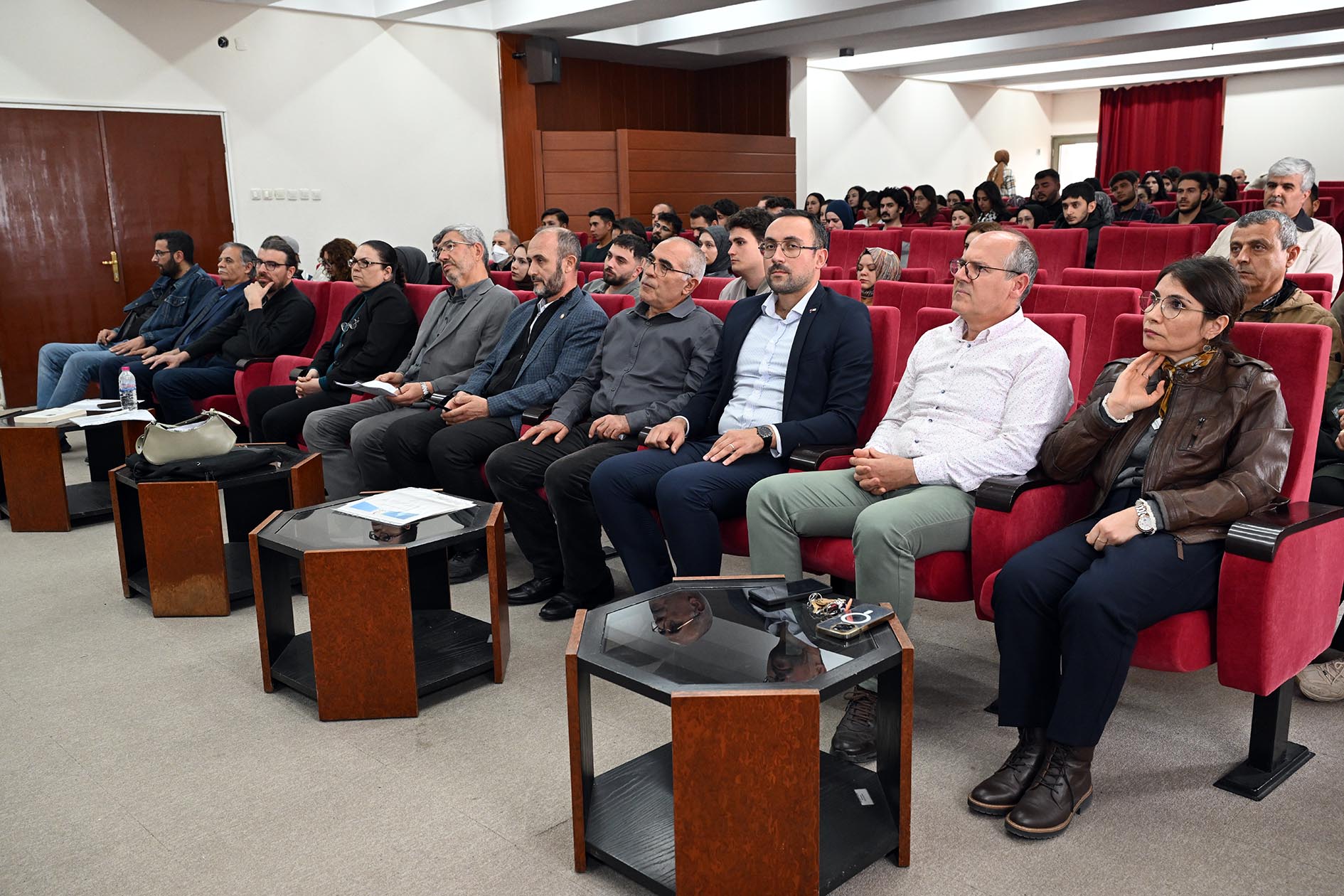 Akü’de “Gazze Ekseni̇nde İsrai̇l Ve Fi̇li̇sti̇n” Paneli̇ Düzenlendi̇ (1)