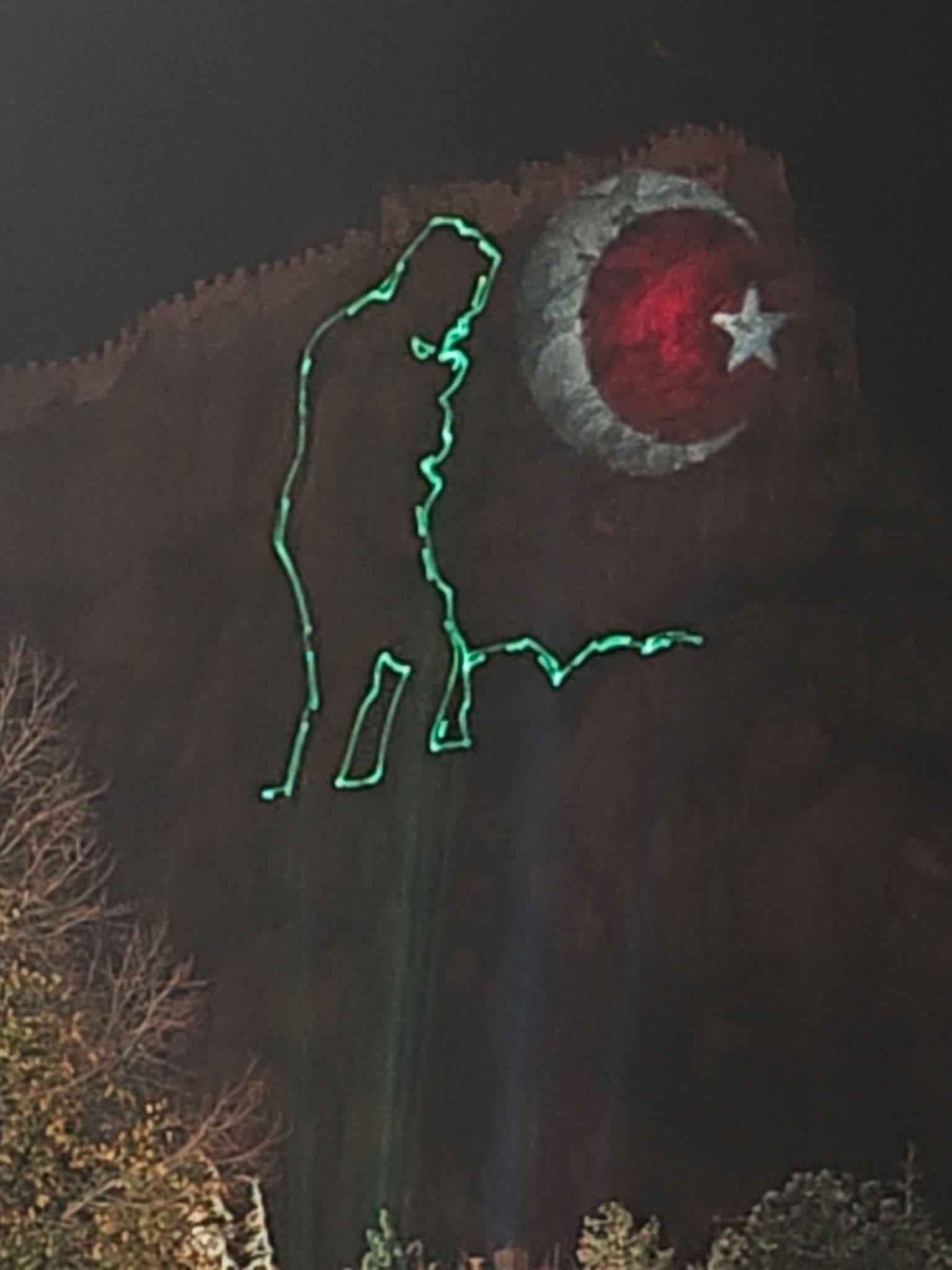 Atatürkün’ün İmzasi Kaleni̇n Burçlarina Yansitildi 1