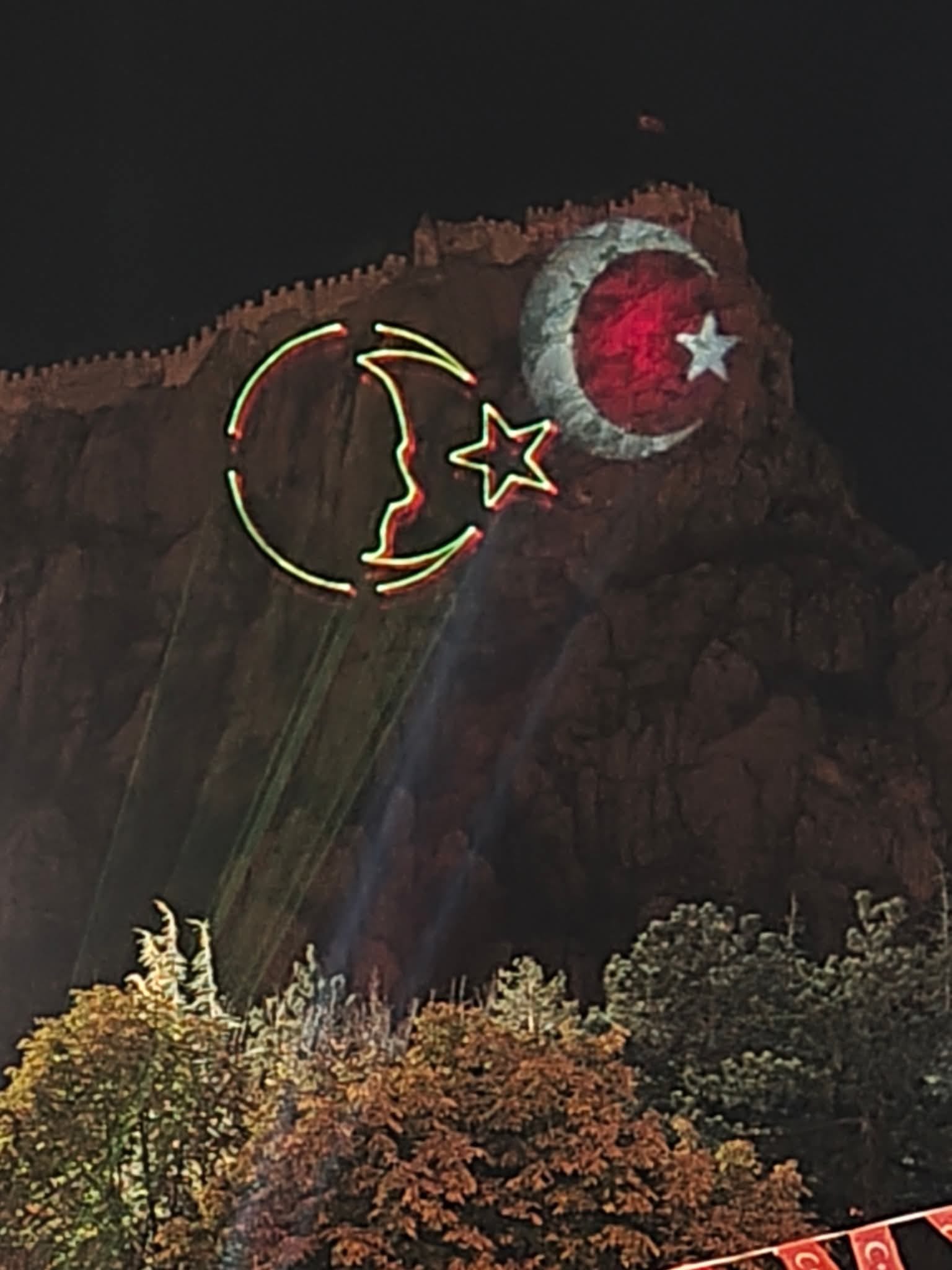 Atatürkün’ün İmzasi Kaleni̇n Burçlarina Yansitildi 2