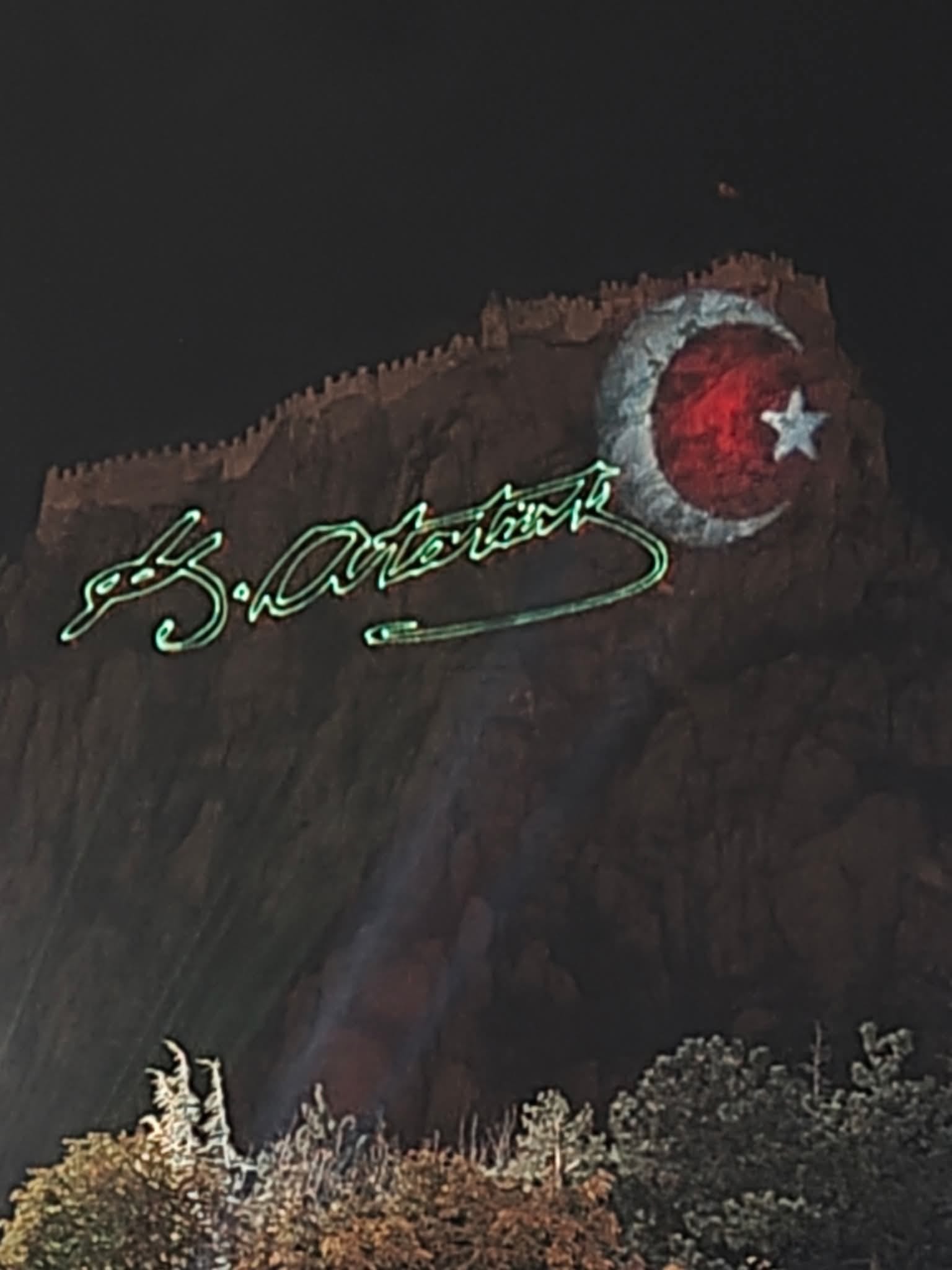 Atatürkün’ün İmzasi Kaleni̇n Burçlarina Yansitildi 3