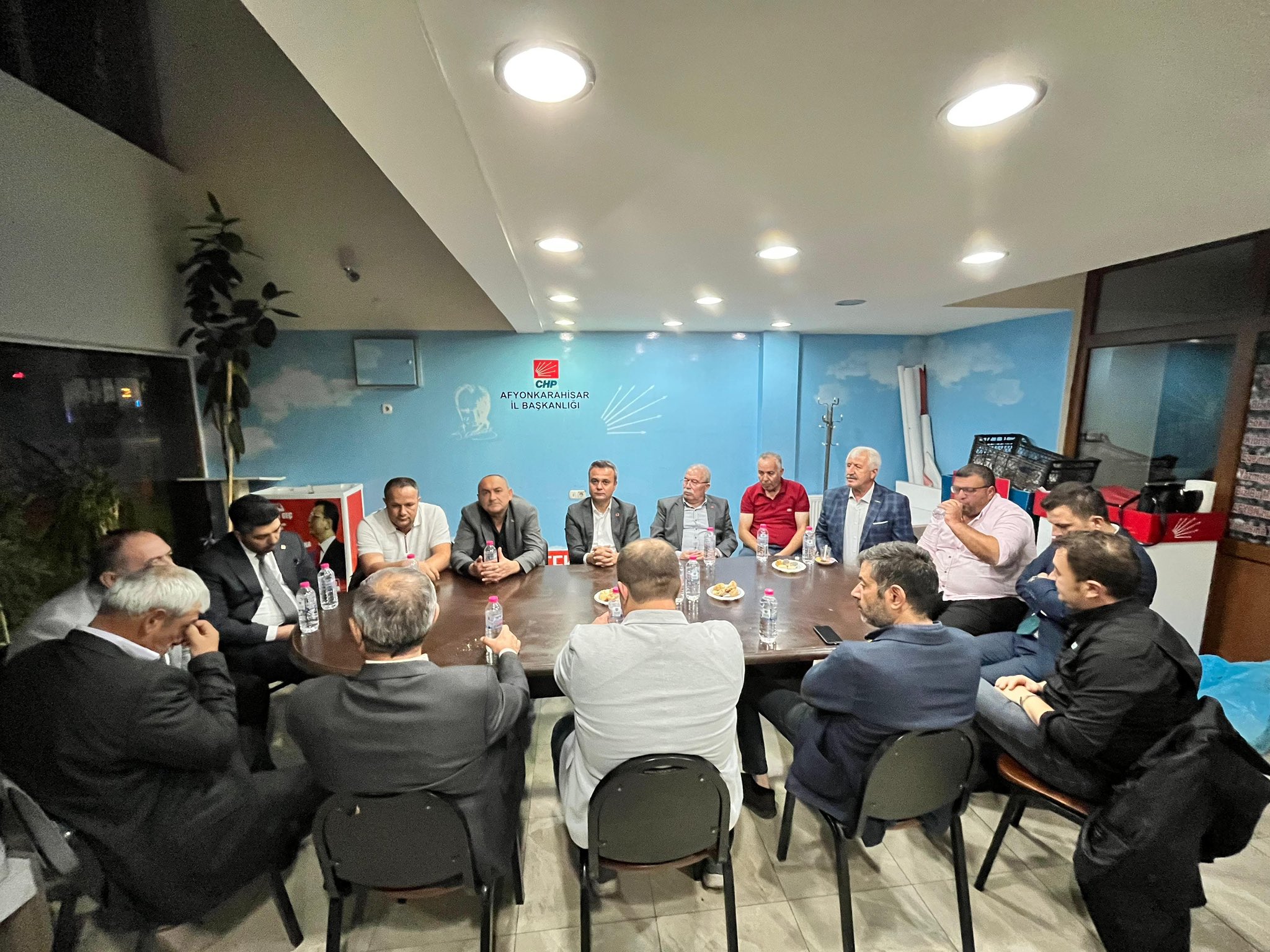 Başkan Erhan, Yeni̇ İlçe Başkanlariyla Bi̇r Araya Geldi̇ (1)