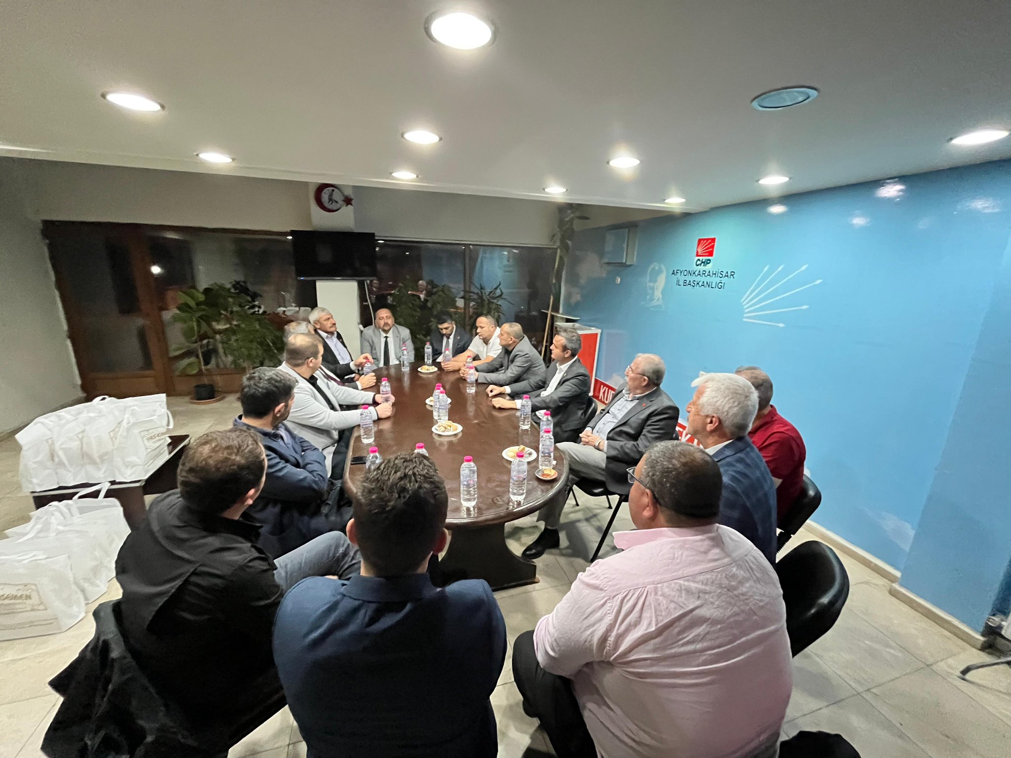 Başkan Erhan, Yeni̇ İlçe Başkanlariyla Bi̇r Araya Geldi̇ (2)