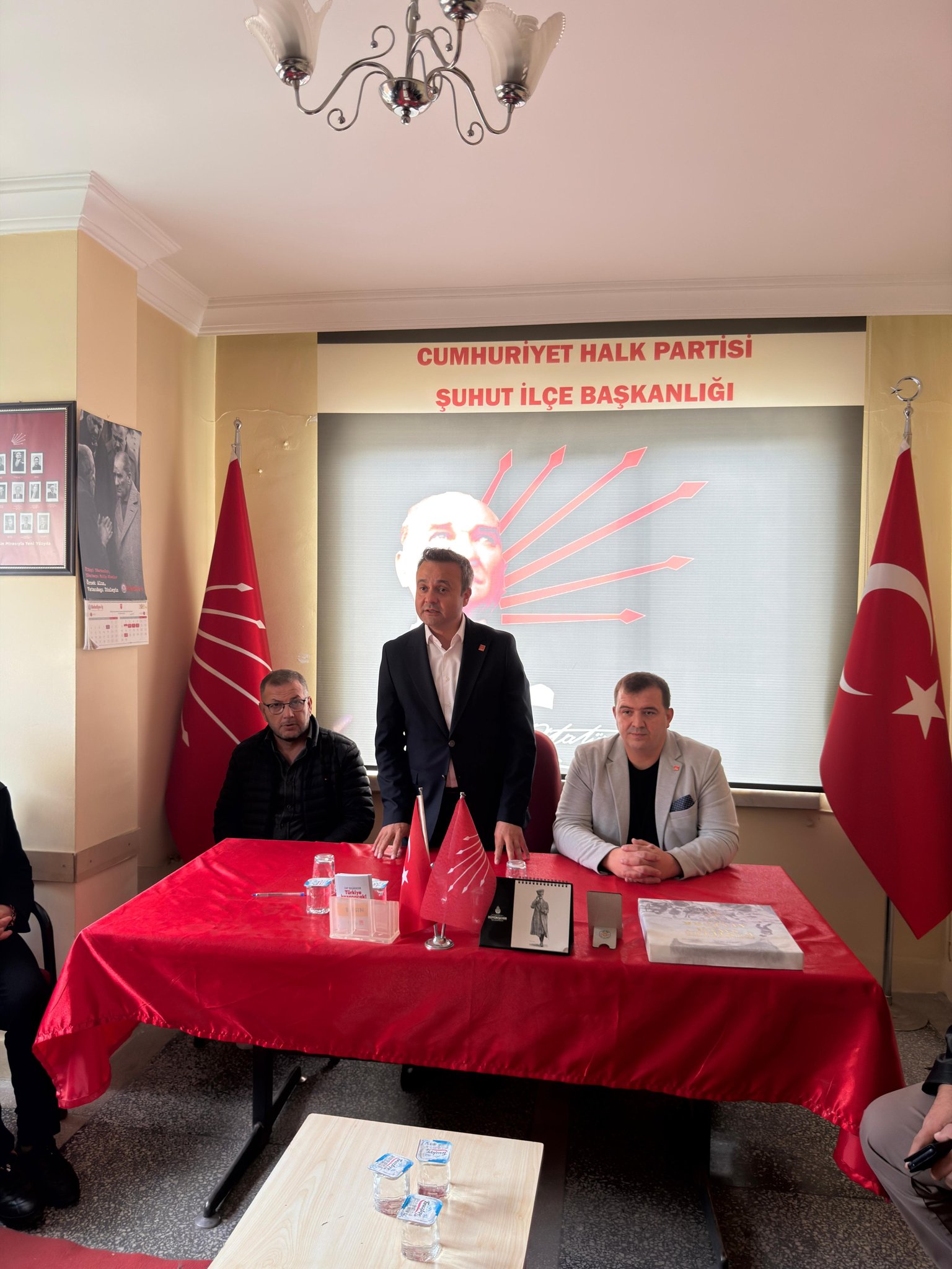Başkan Erhan’dan Şuhut Teşki̇latina Destek Zi̇yareti̇ (3)