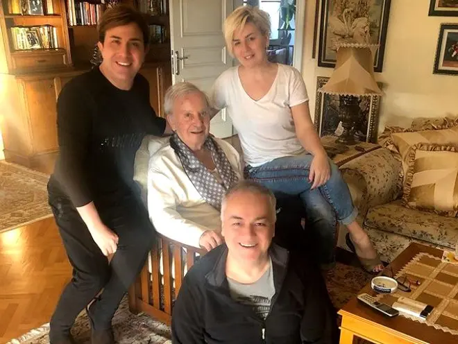 Bu karar, sanatçının “eğitimde fırsat eşitliği” ve “çağdaş yaşam” vizyonuna uygun bir biçimde yorumlandı.