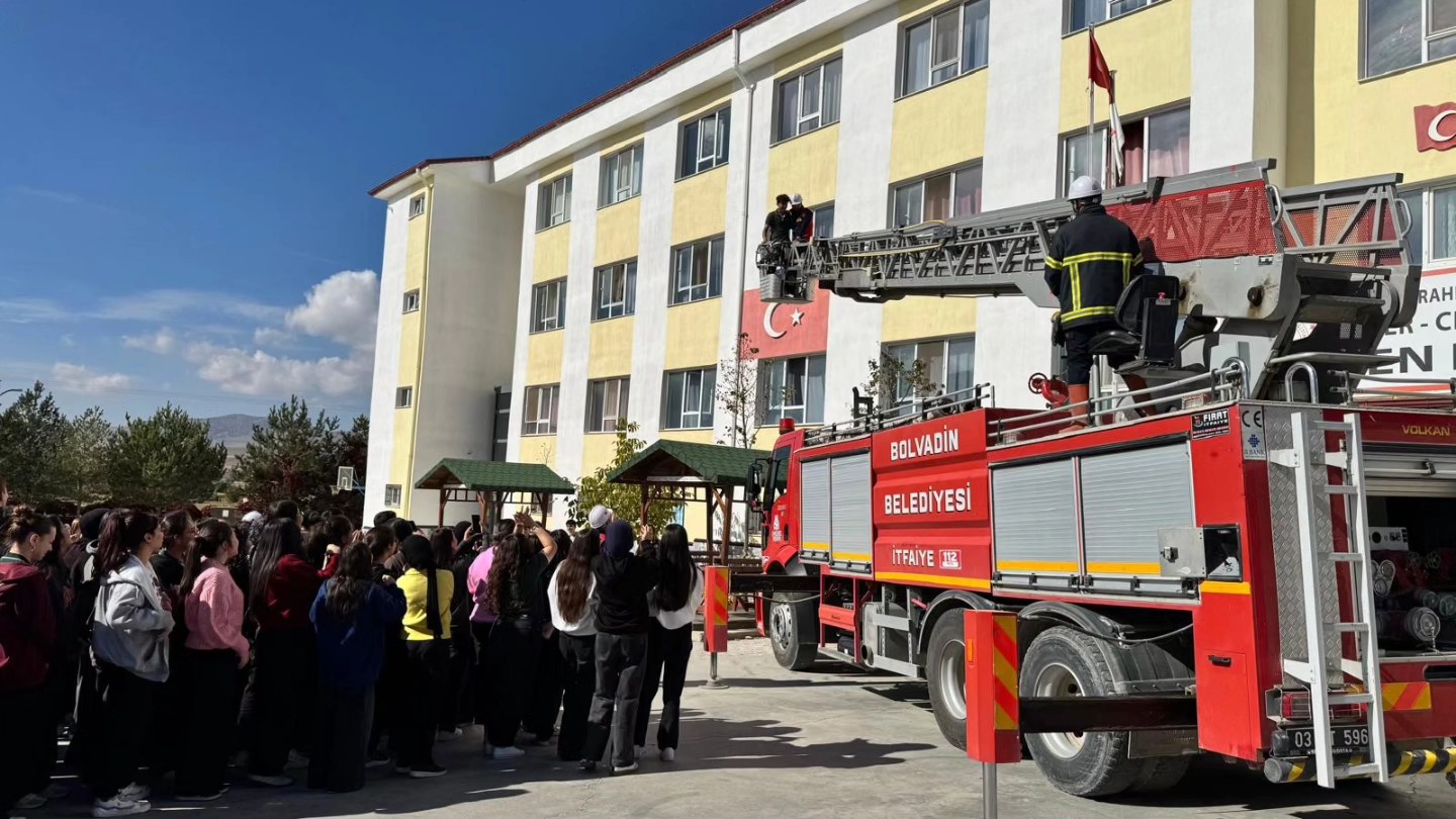 Bolvadi̇n’de Öğrenci̇lere Uygulamali Yangin Eği̇ti̇mi̇ (2)