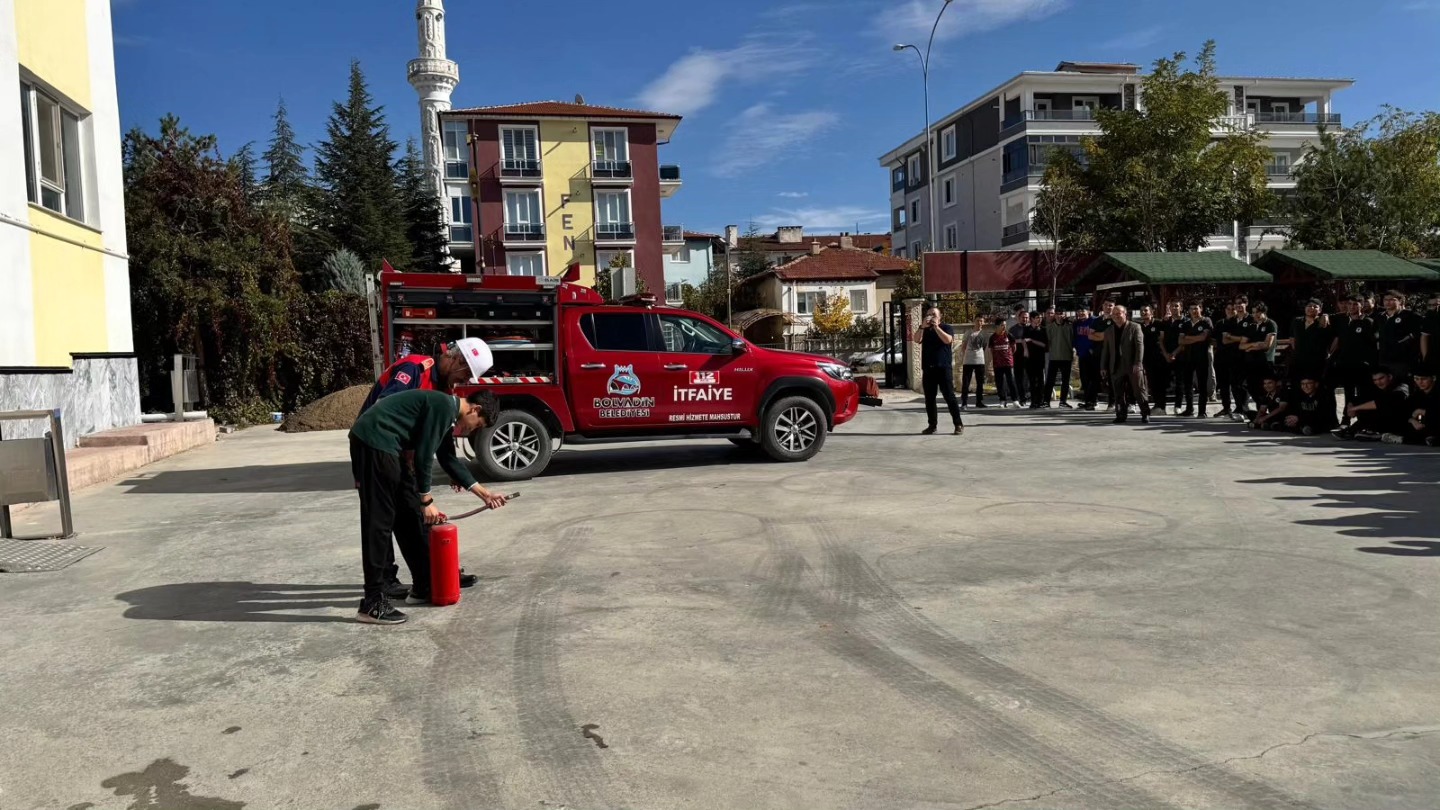 Bolvadi̇n’de Öğrenci̇lere Uygulamali Yangin Eği̇ti̇mi̇ (3)