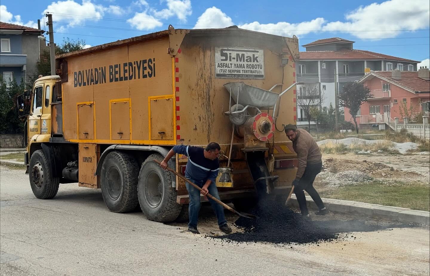 Bolvadi̇n’de Yol Çalişmalari Hiz Kesmeden Sürüyor (2)