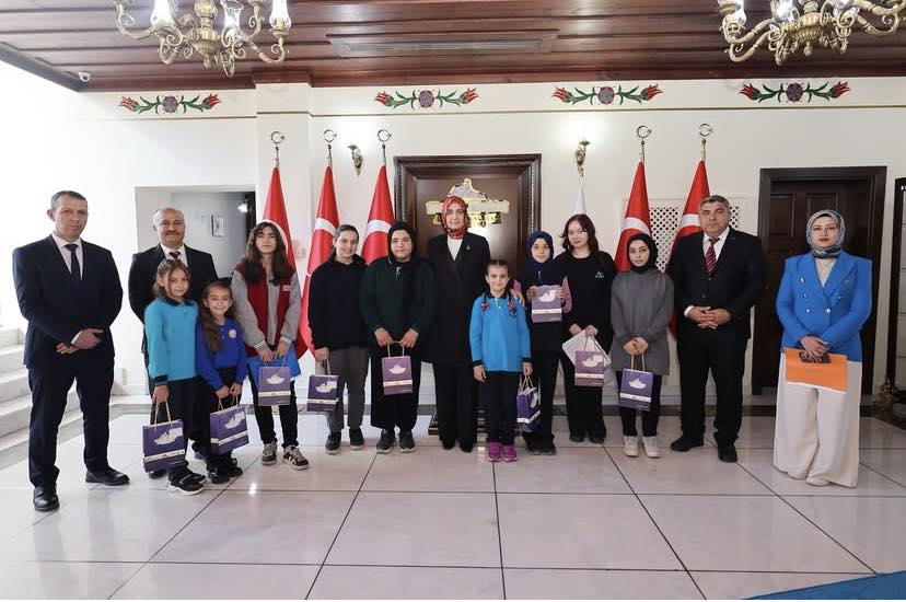 Cumhuri̇yet Coşkusunda Öğrenci̇lere Anlamli Ödül Töreni̇ (1)