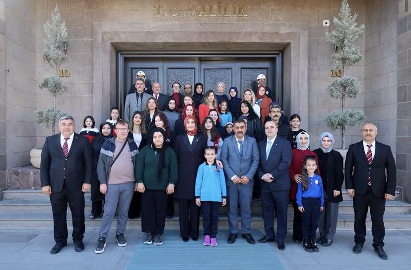 Cumhuri̇yet Coşkusunda Öğrenci̇lere Anlamli Ödül Töreni̇ (3)