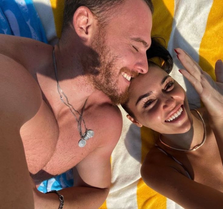 Bilindiği üzere Kerem Bürsin ve Hande Erçel, 2020 yılında FOX TV’de yayımlanan Sen Çal Kapımı dizisinde başrolleri paylaşmış, ekran uyumları kısa sürede gerçeğe dönüşmüş ve çift bir süre birlikte olmuştu.
Ancak ikili 2022’de yollarını ayırmış, sonrasında sosyal medyada birbirlerini takip etmeyi bırakmıştı. Şimdi Cannes’da ortaya çıkan yeni kareler, Bürsin’in eski ilişkisini yeniden gündeme taşıdı.