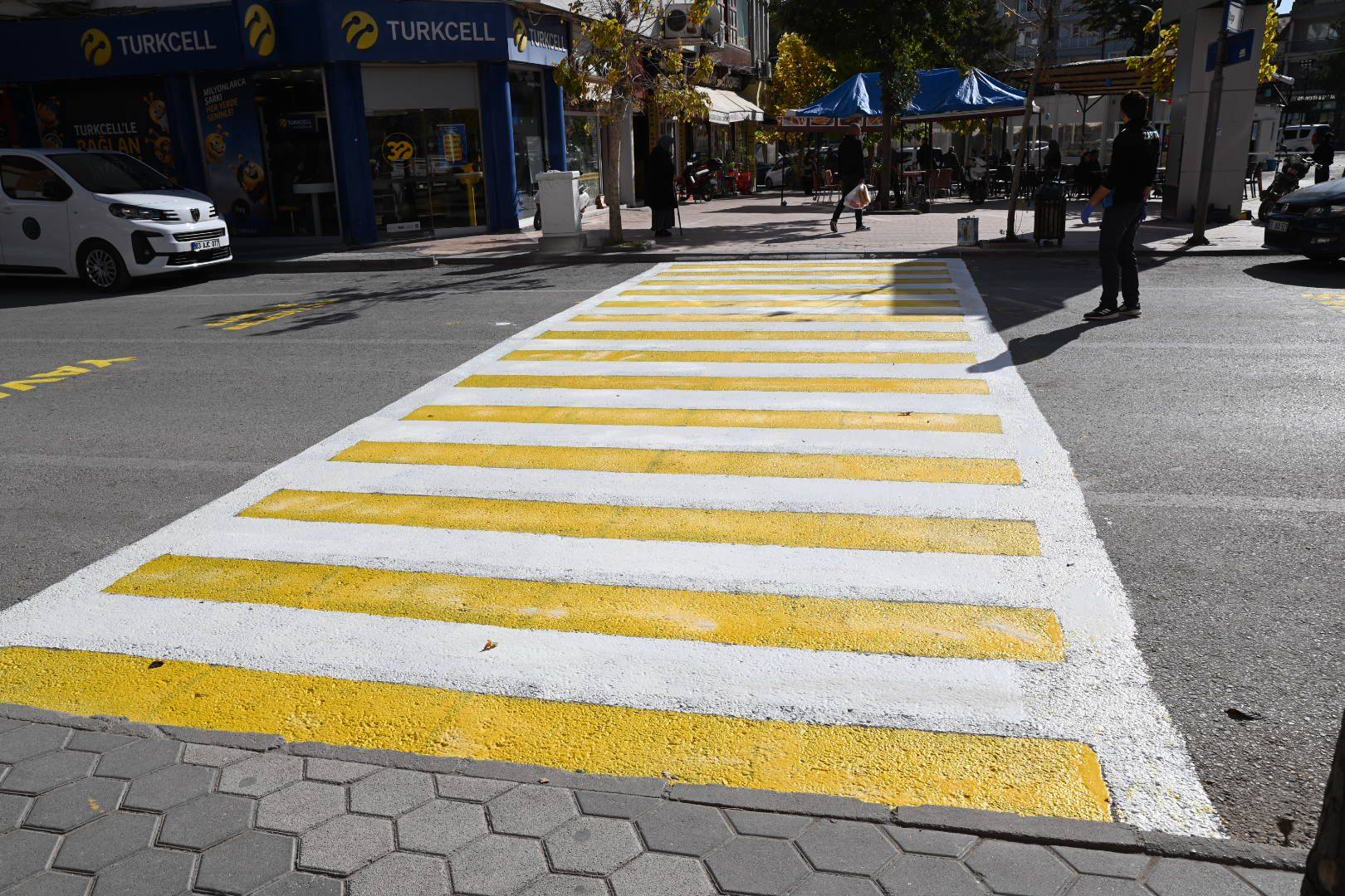 Emi̇rdağ’da Yaya Geçi̇tleri̇ Yeni̇leni̇yor (2)