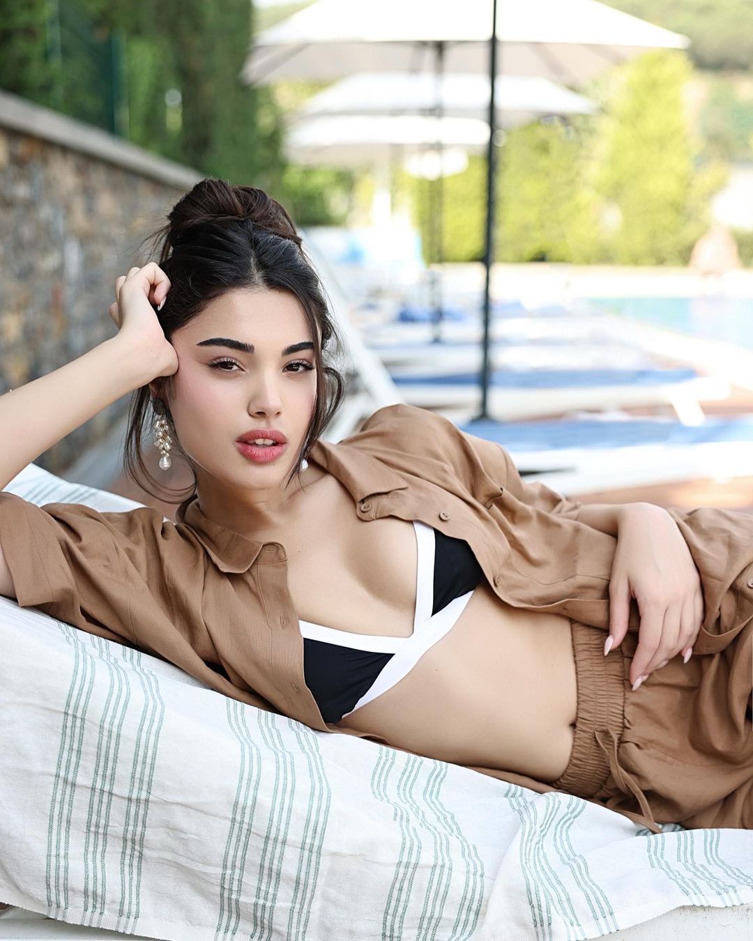 Cannes’da basın karşısına çıkan ikilinin fotoğrafları kısa sürede sosyal medyada gündem oldu.
Özellikle Lizge Cömert’in stili ve yüz hatları, Kerem Bürsin’in eski partneri Hande Erçel’e benzetilince sosyal medyada tartışmalar başladı. Kimi kullanıcılar iki oyuncu arasındaki benzerliği “tesadüf” olarak değerlendirirken, kimileri de “sanki Hande Erçel yeniden karşımızda” yorumlarında bulundu.