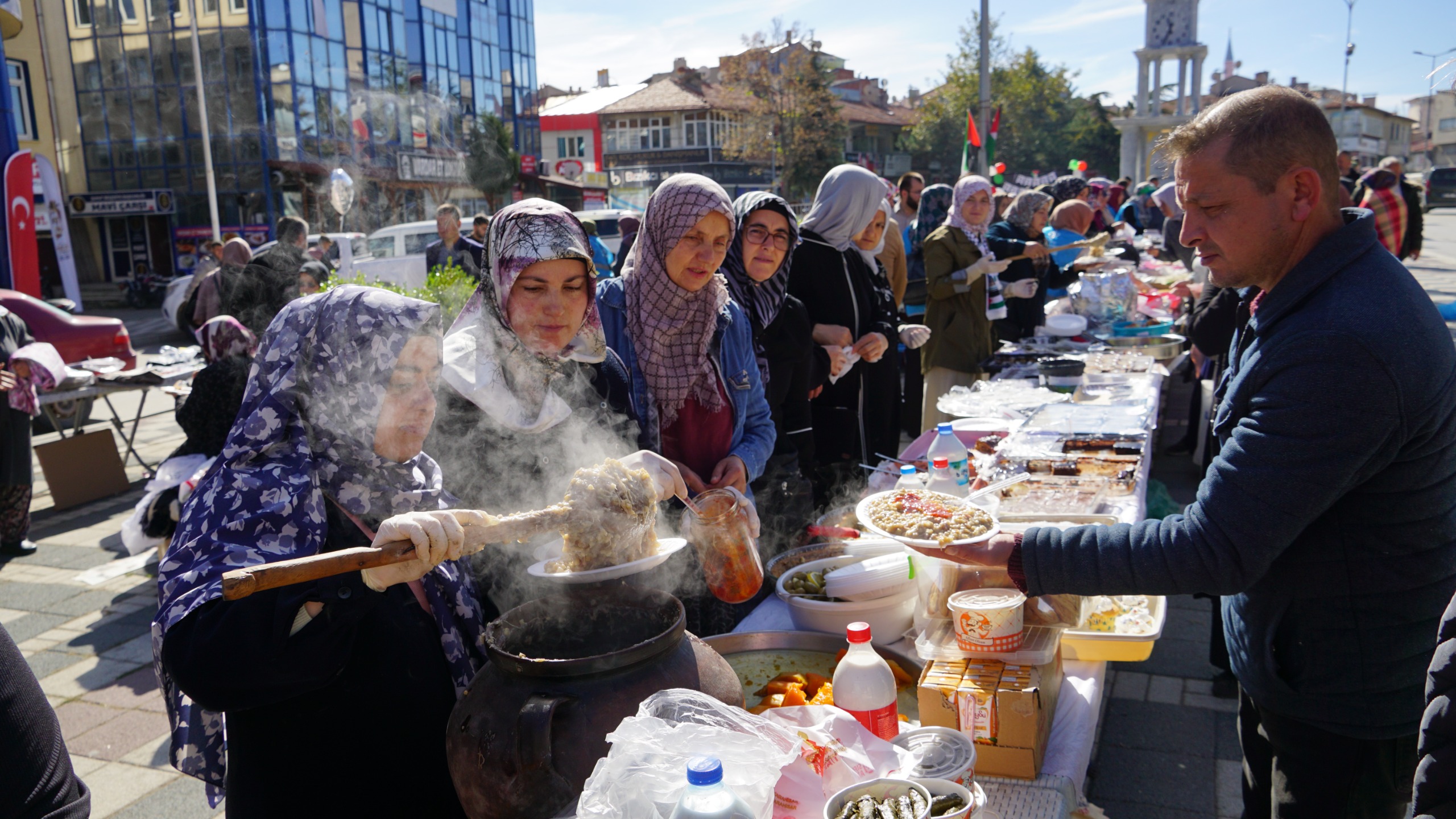 Gazze İçi̇n Şuhut’ta Dayanişma Kermesi̇ Düzenlendi̇ (2)
