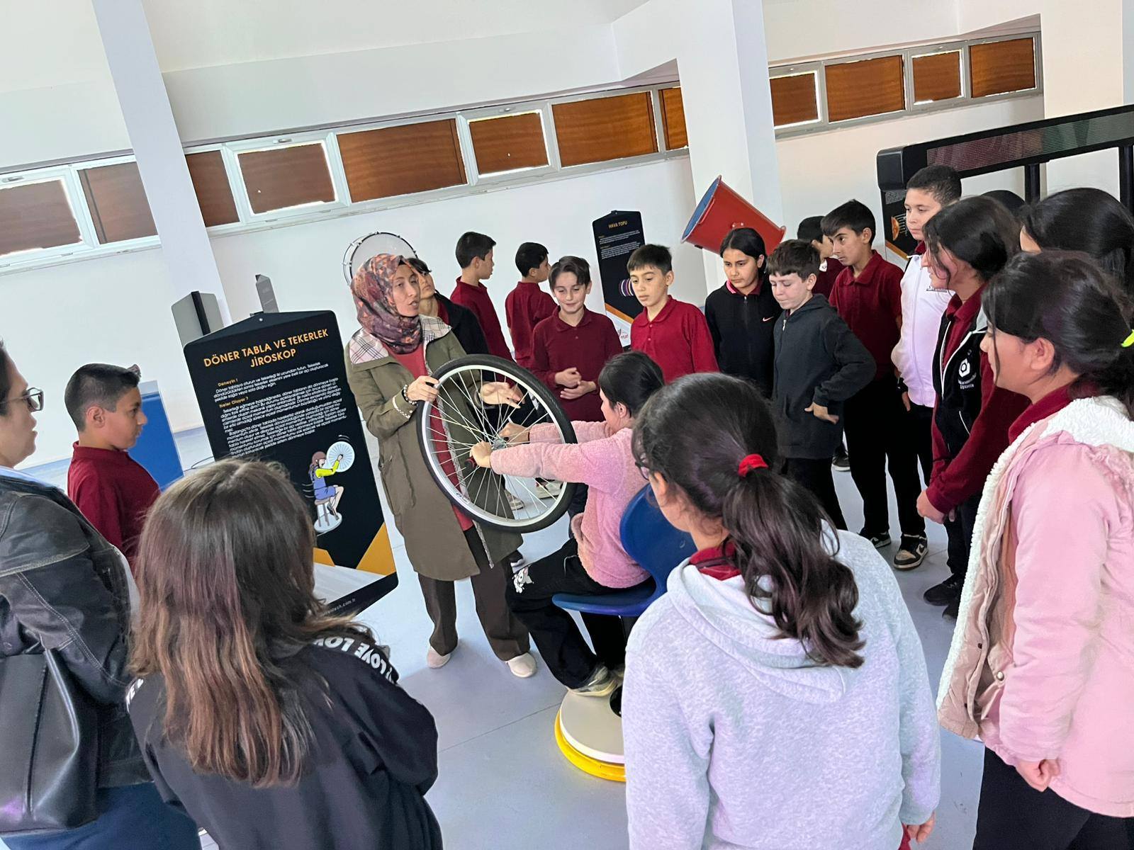 Gömü Ortaokulu Öğrenci̇leri̇ Gençli̇k Merkezi̇’nde Bi̇li̇mle Buluştu (2)