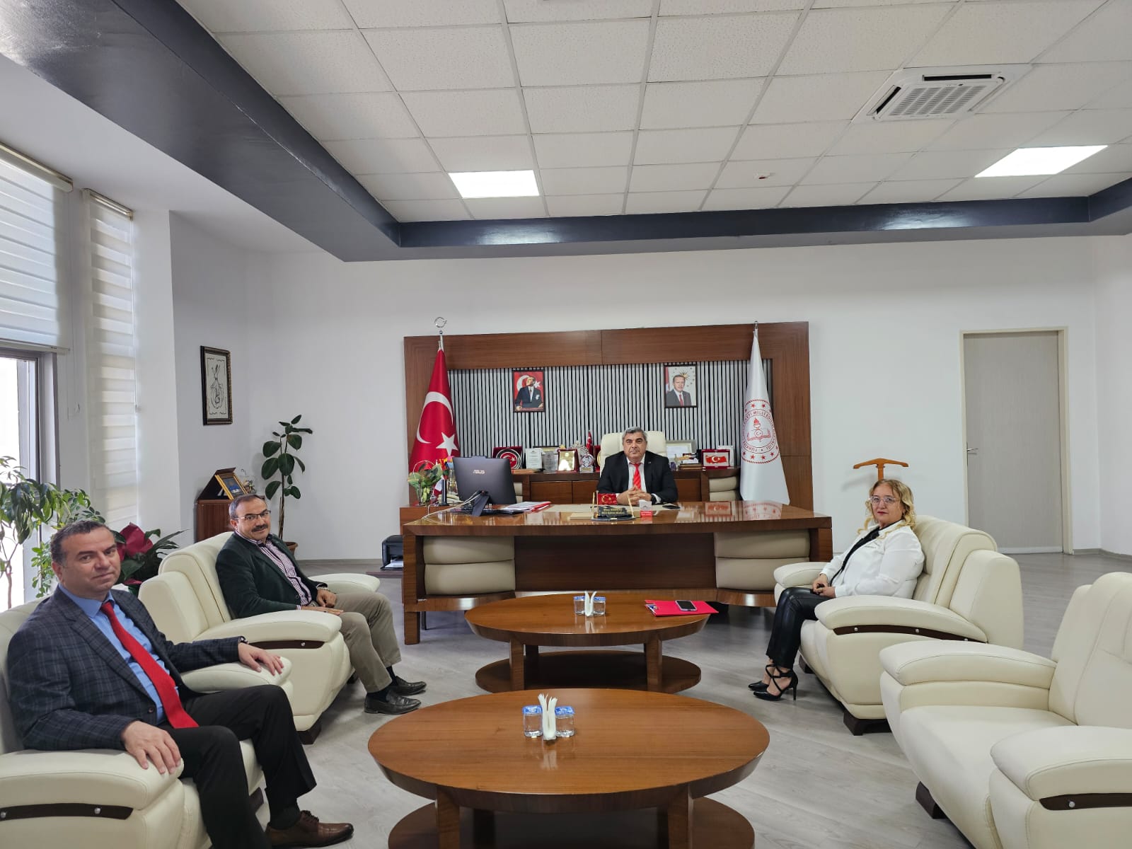 Kent Ve İnsan Derneği̇nden Müdür Sünnetci̇’ye Nezaket Zi̇yareti̇