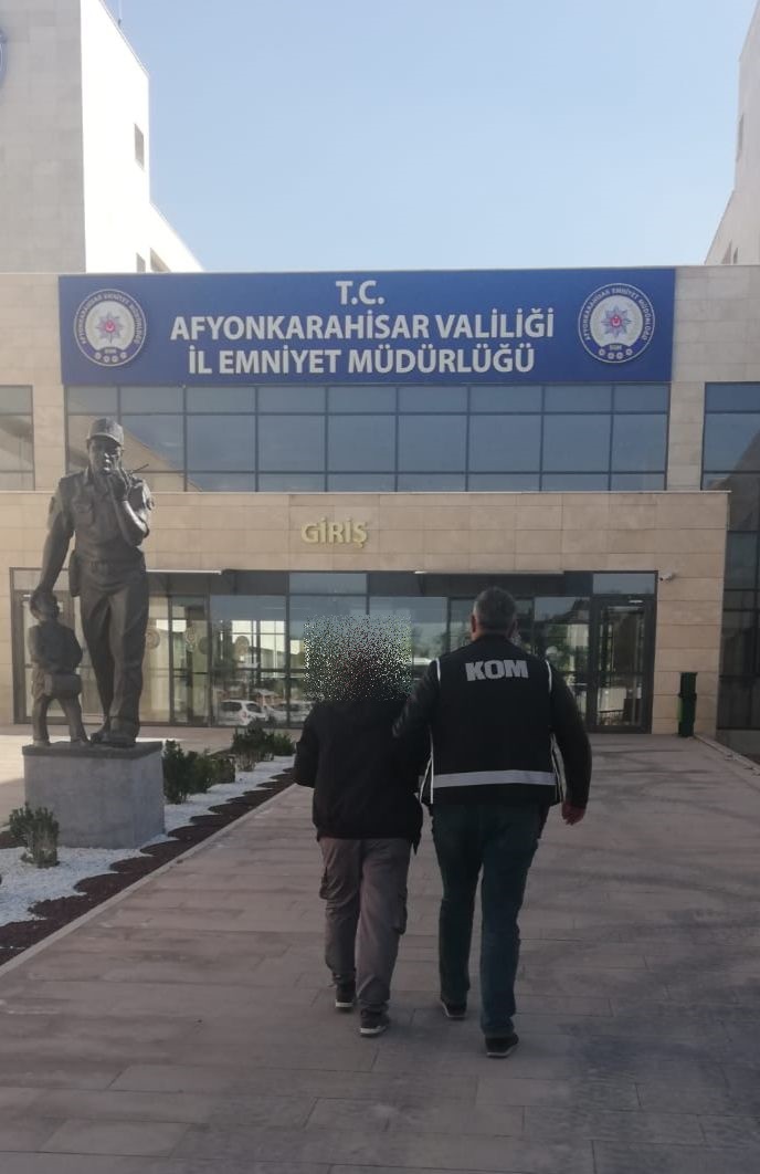 Kesi̇nleşmi̇ş Hapi̇s Cezasi Olan Fi̇rari̇ Afyon’da Yakalandi
