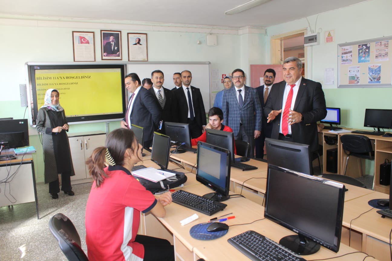 Müdür Sünnetci̇ “Türki̇ye Yüzyili İçi̇n Ni̇teli̇kli̇ İnsan Gücü Yeti̇şti̇rmek Önceli̇ği̇mi̇zdi̇r” (3)