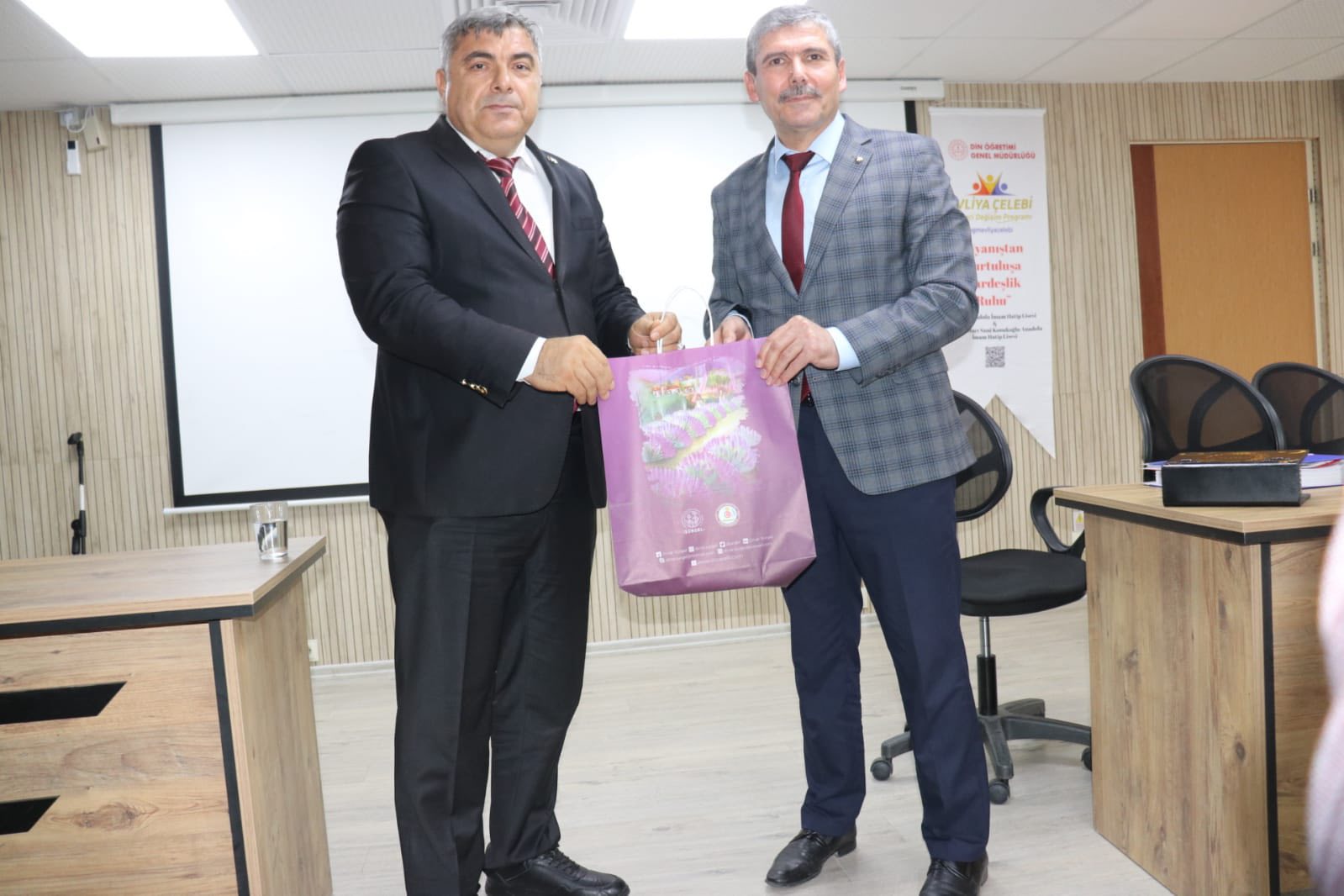 Müdür Sünnetci̇’den Di̇nar’a Eği̇ti̇m Odakli Zi̇yaretler (3)