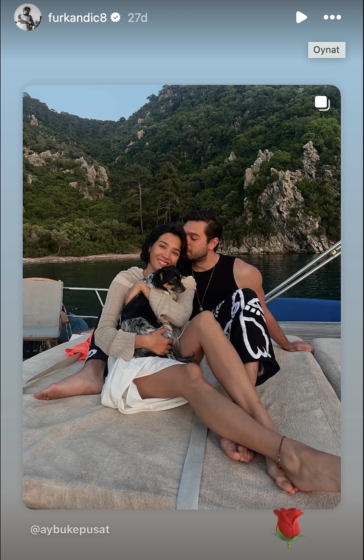 2019 yılında “Her Yerde Sen” dizisinde tanışan ve o günden bu yana ilişkilerini gözlerden uzak yaşayan oyuncular Aybüke Pusat ve Furkan Andıç, altı yıllık birlikteliklerinde ilk kez birlikte bir davete katıldı. Ünlü çift, 26. Sadri Alışık Tiyatro ve Sinema Oyuncu Ödülleri gecesinde kırmızı halıda el ele poz vererek magazin gündemine damga vurdu.