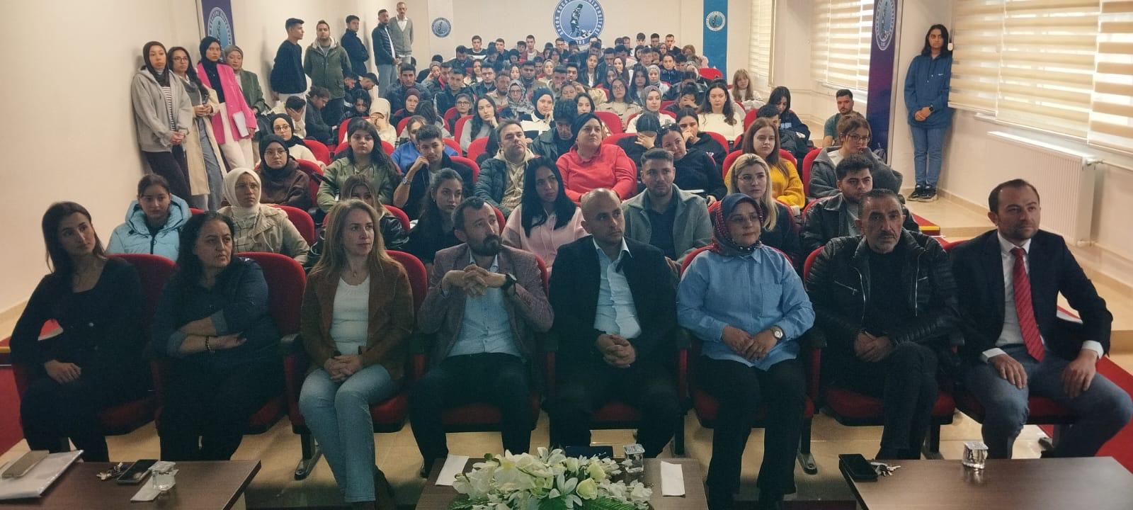 Sandikli Myo’da Bi̇tki̇sel Ürünleri̇n Bi̇li̇nçli̇ Kullanimi Konuşuldu (1)