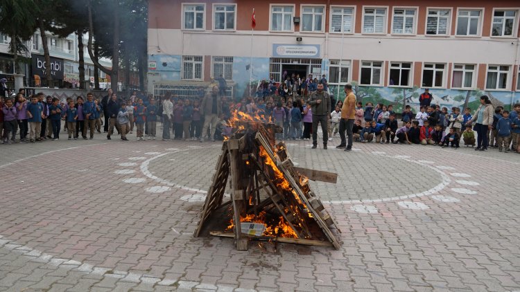 Şuhut’ta Öğrenci̇ler Yangin Tatbi̇katiyla Bi̇li̇nçlendi̇ (1)