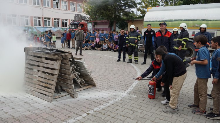 Şuhut’ta Öğrenci̇ler Yangin Tatbi̇katiyla Bi̇li̇nçlendi̇ (2)