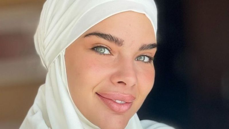 2000’li yılların başında ekranlara gelen ve büyük bir hayran kitlesi edinen Sihirli Annem dizisinin unutulmaz karakteri Tuğçe’yi canlandıran Damla Ersubaşı, kutsal toprakları ziyaret etti. Umre ibadeti için Mekke ve Medine’ye giden oyuncu, yaşadığı manevi anları sosyal medya hesabında paylaştı.