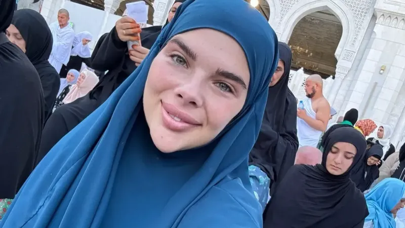 Kutsal topraklarda çektiği fotoğrafları takipçileriyle paylaşan Damla Ersubaşı, gönderilerinden birine şu notu düştü:
“Hissettiğim her duygumu, her anımı yaşayabildiğim için; bin şükür.”