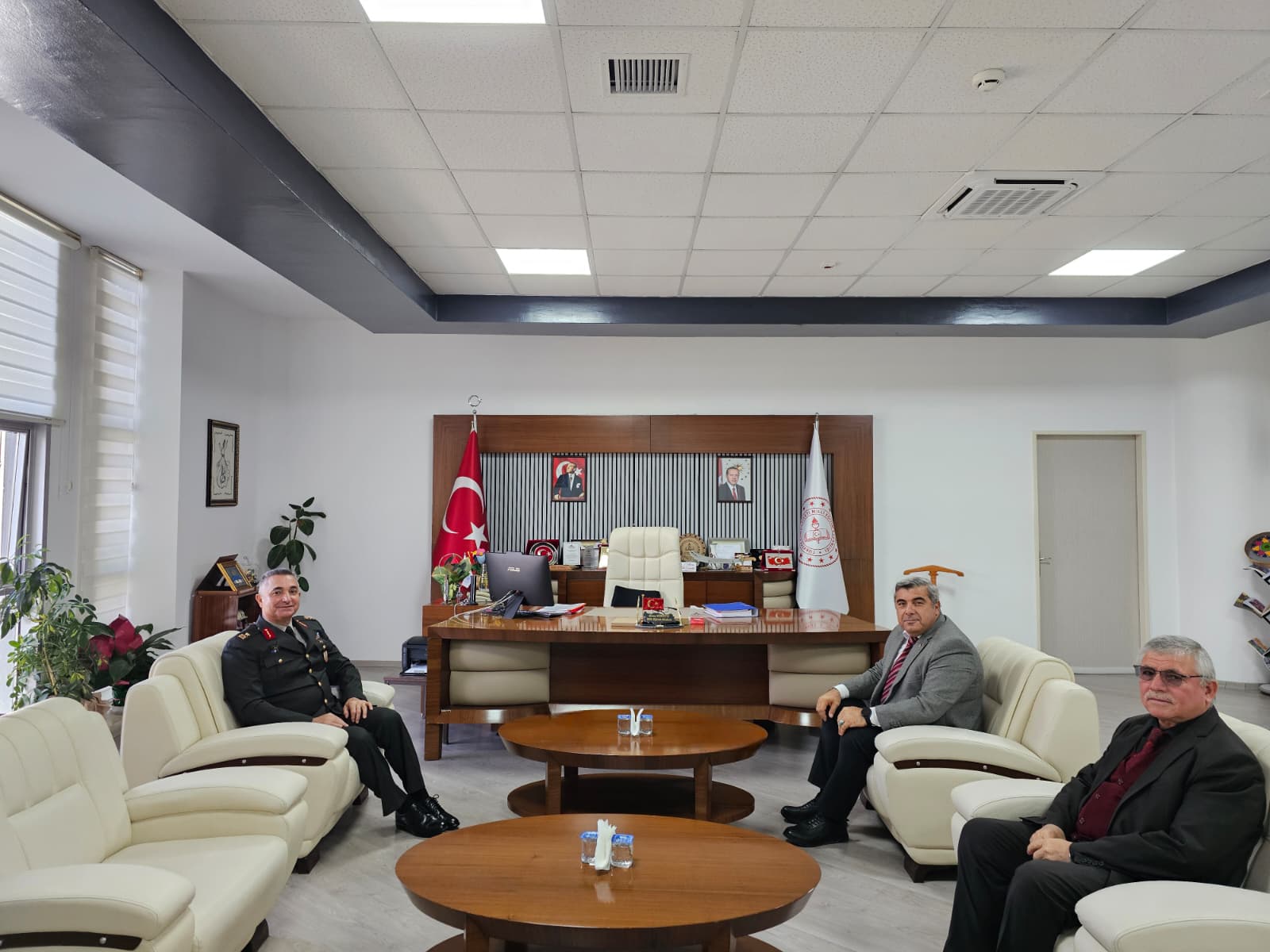 Tuğgeneral Teci̇mer’den Müdür Sünnetci̇’ye Nezaket Zi̇yareti̇ (2)