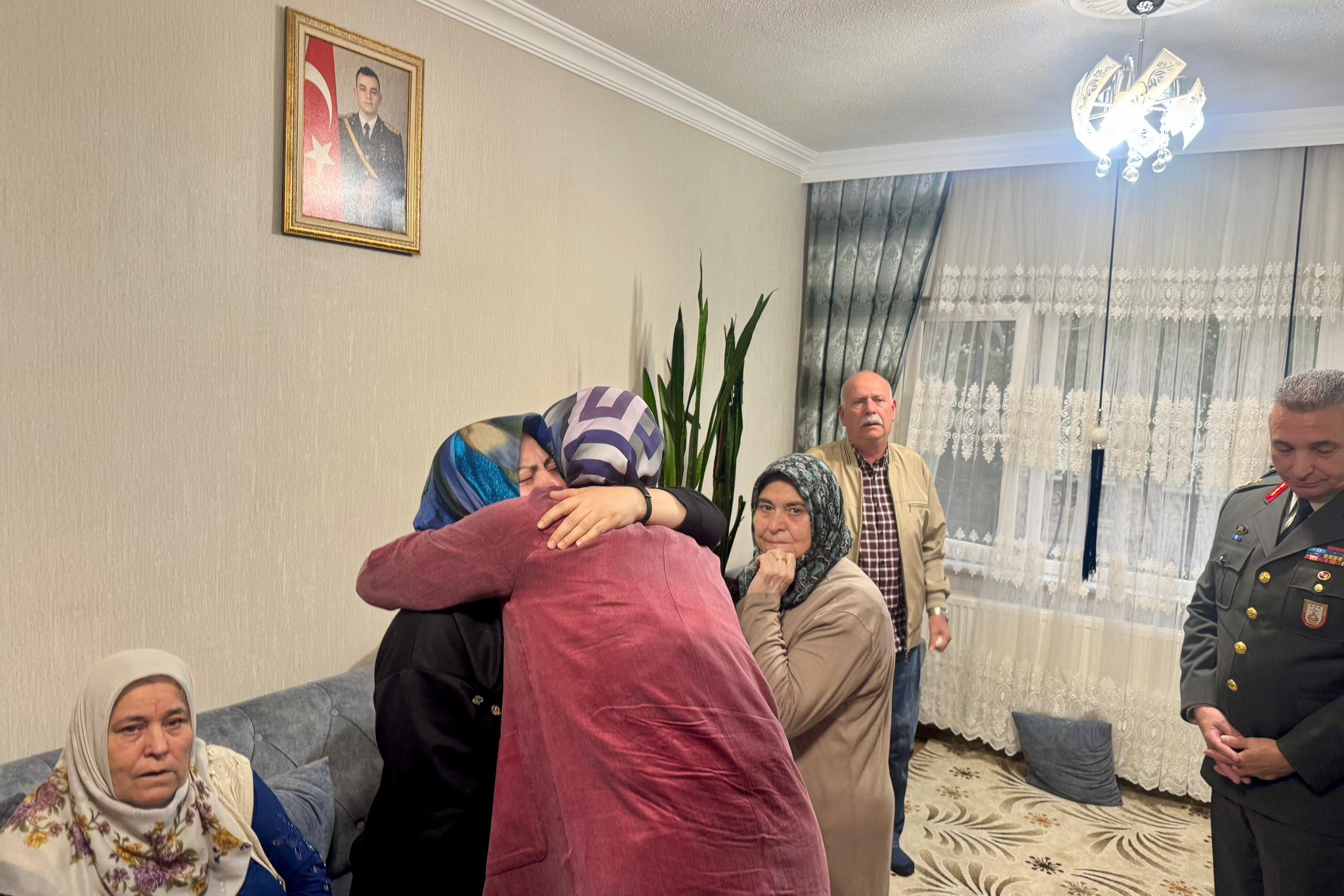 Vali̇ Yi̇ği̇tbaşi, Bayram Ai̇lesi̇ni̇n Acisini Paylaşti (1)