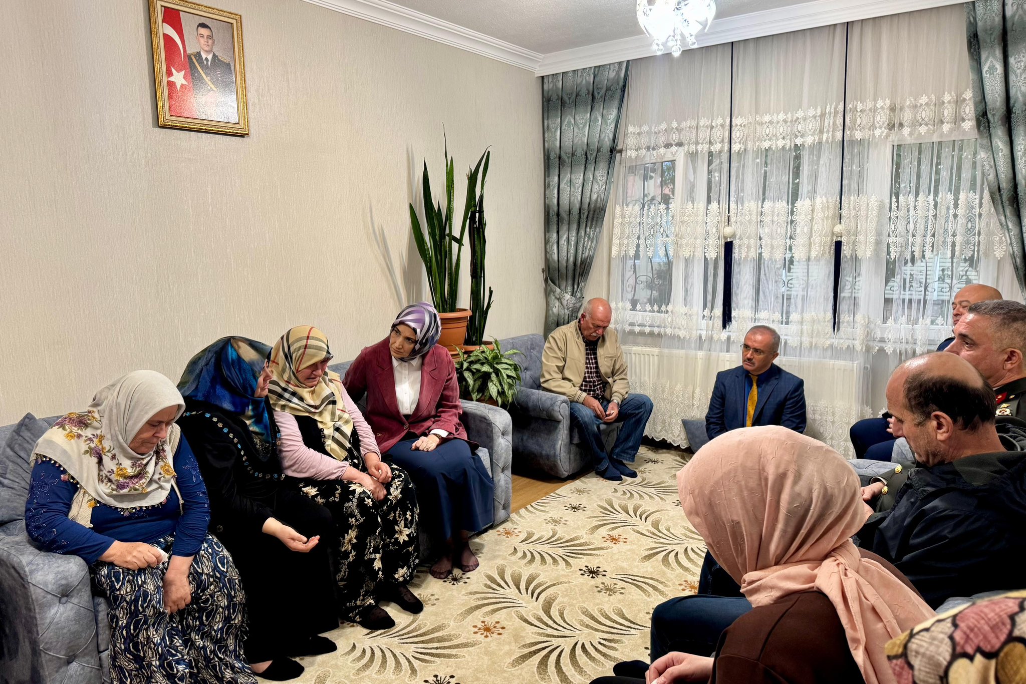 Vali̇ Yi̇ği̇tbaşi, Bayram Ai̇lesi̇ni̇n Acisini Paylaşti (2)
